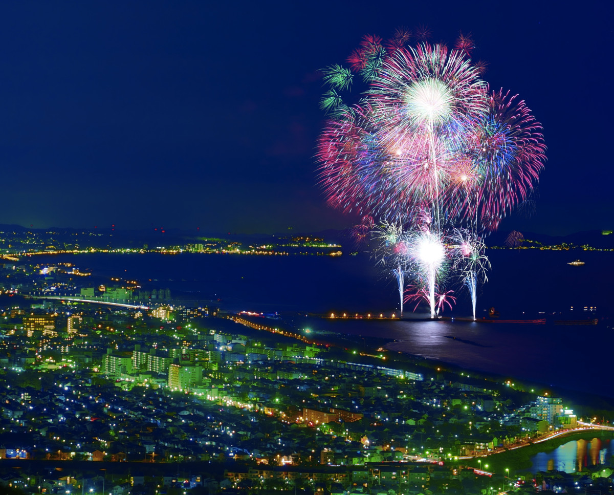 夜景と花火(撮影: 中根英治)
