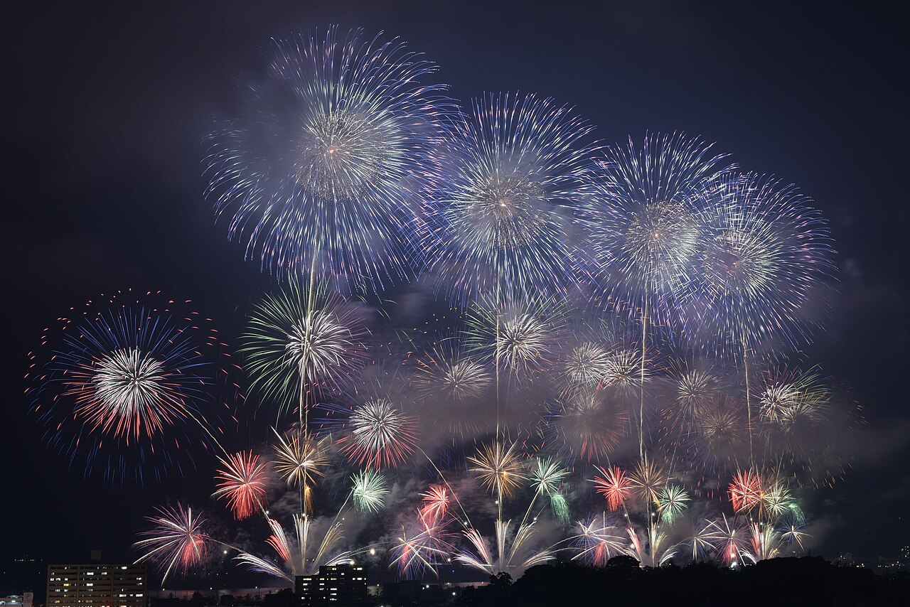 夜空に打ち上がる江戸川区花火大会のスターマイン（出典: フリー素材ぱくたそ）