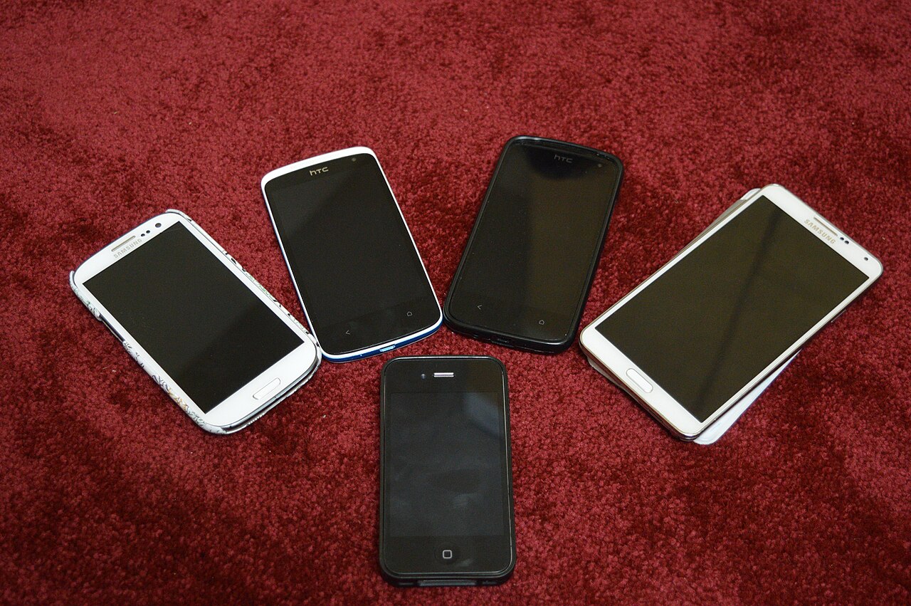 スマホを見て不機嫌になる女性