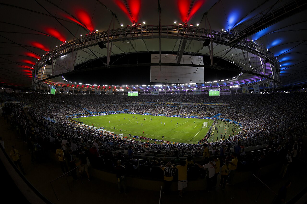 サッカーボールを蹴る瞬間のサッカー選手