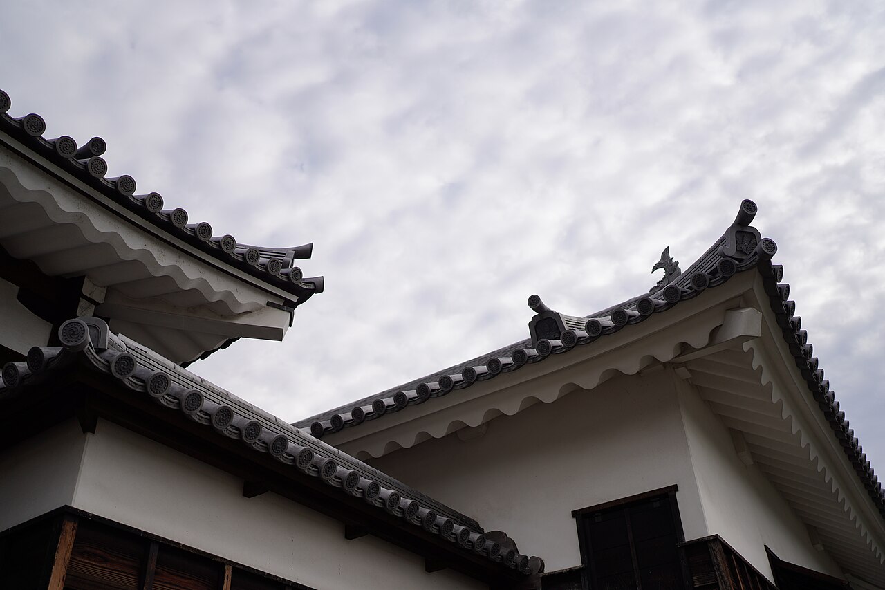 日本の住宅の瓦屋根。火災保険の対象となる建物のイメージ