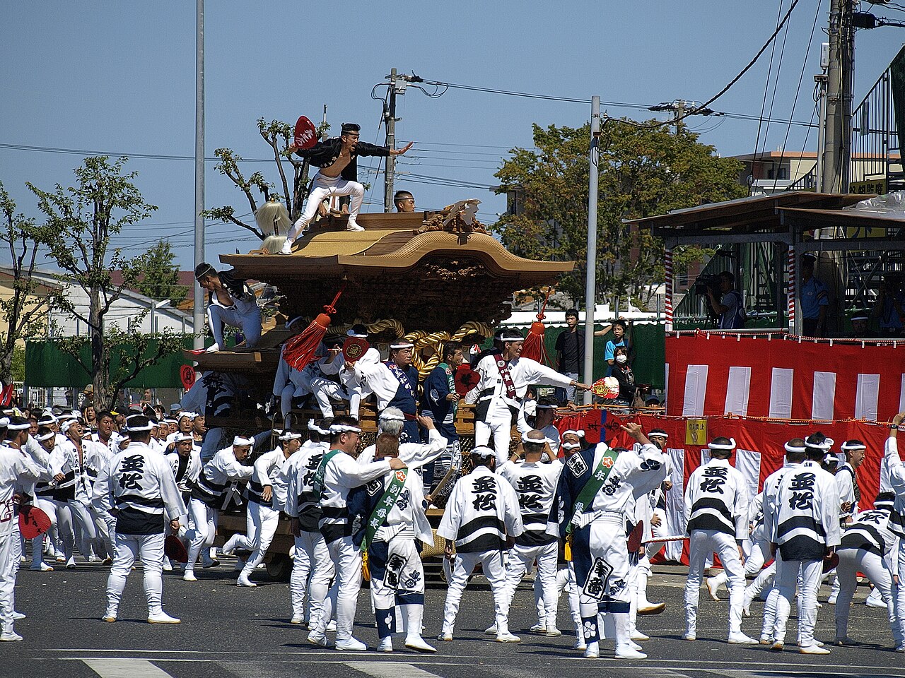 昼間に曳行される岸和田だんじり祭のだんじり
