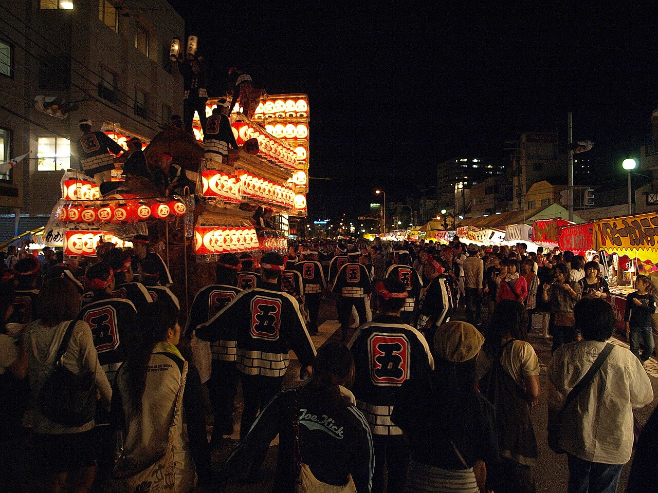 提灯を灯した夜の岸和田だんじり祭