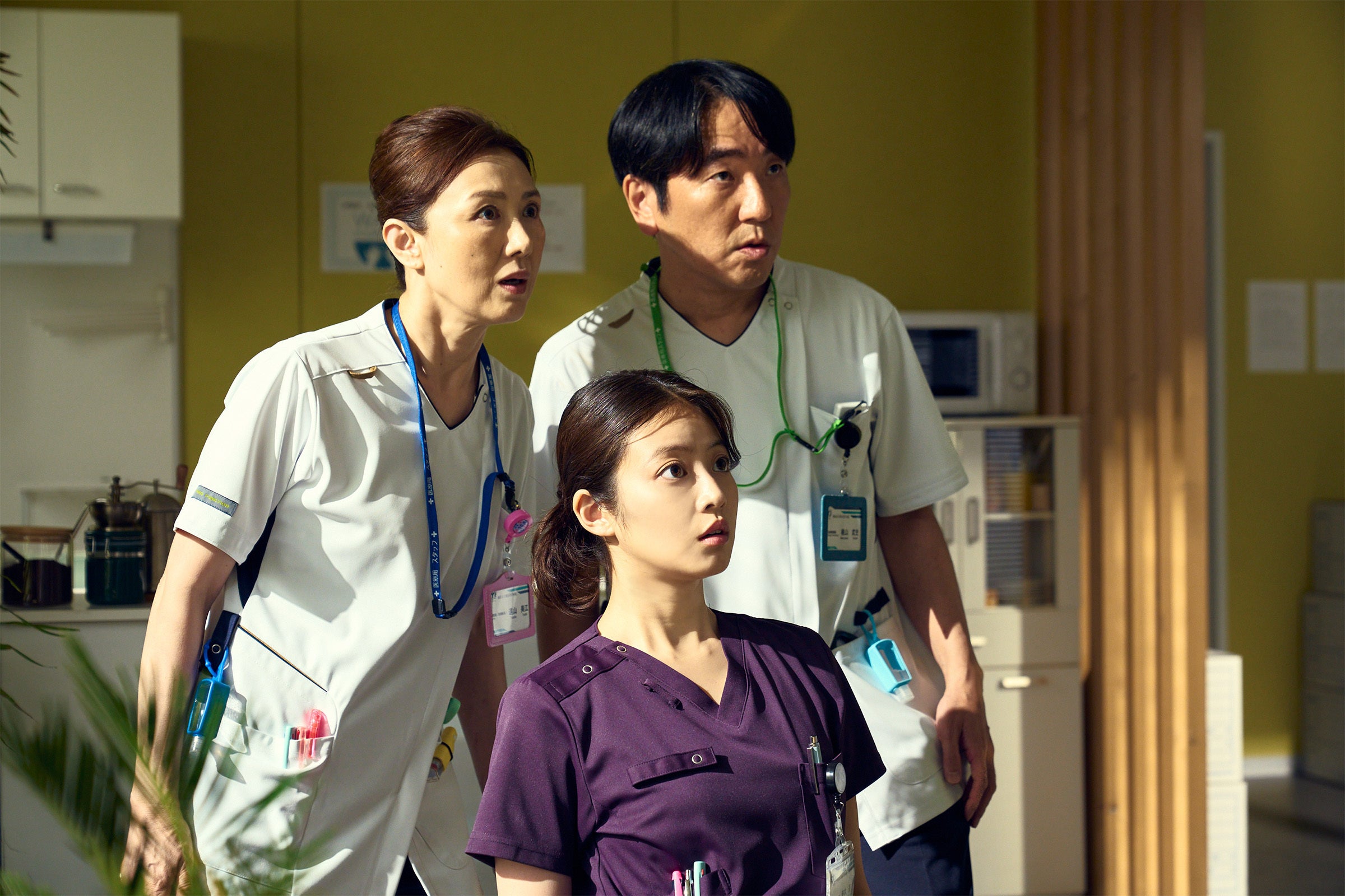 病院内で驚いた表情を見せる主人公・春木遥(今田美桜)と先輩スタッフ