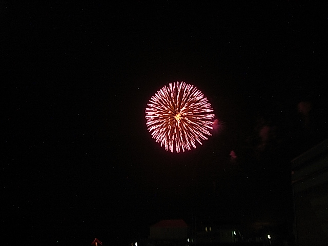 江戸川区花火大会の打ち上げ花火（出典: フリー素材ぱくたそ）
