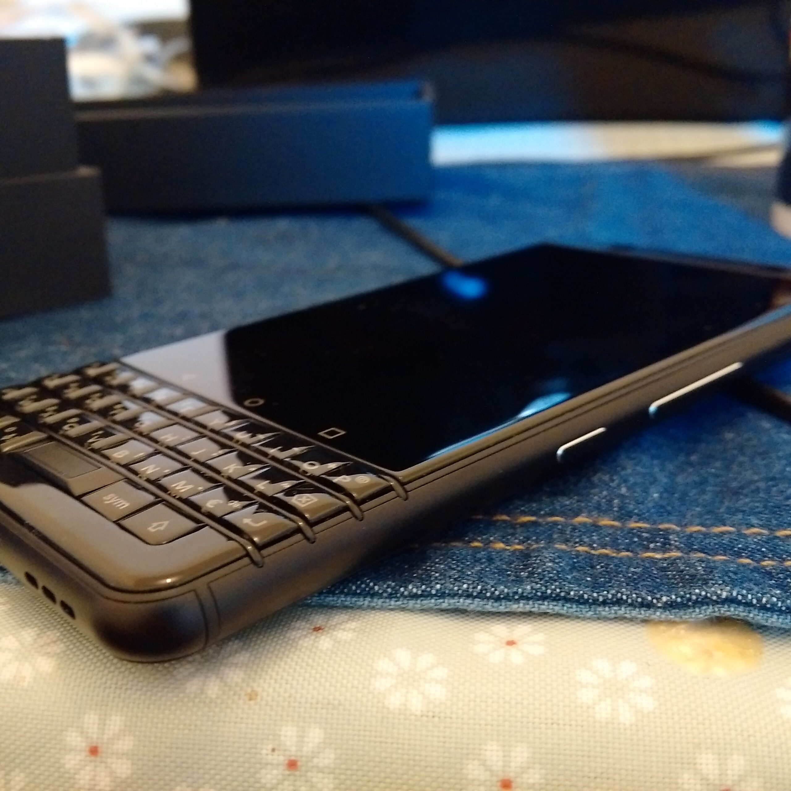 物理キーボードを搭載したスマートフォンの例(BlackBerry KeyOne)
