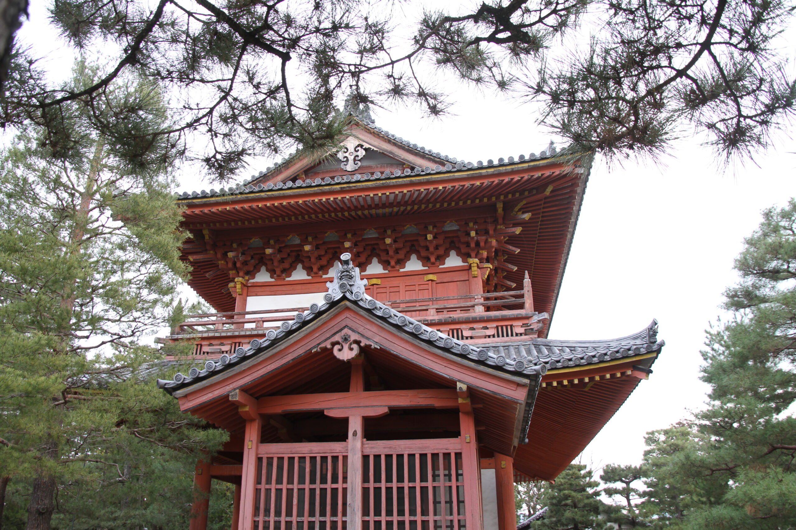 大徳寺三門「金毛閣」。千利休が私財を投じて増築・寄進した