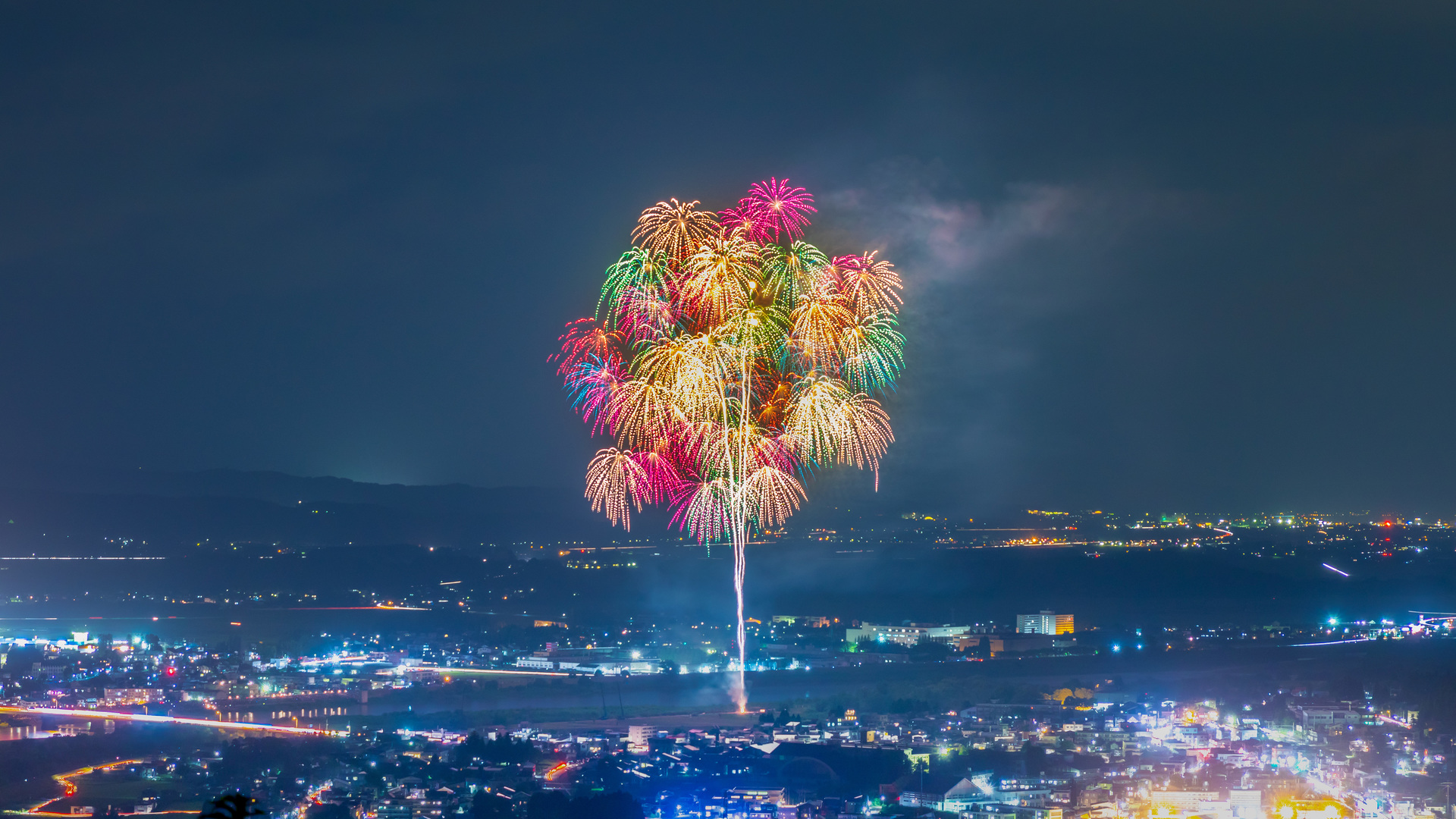 夜空を彩る花のようなおぢやまつりの花火