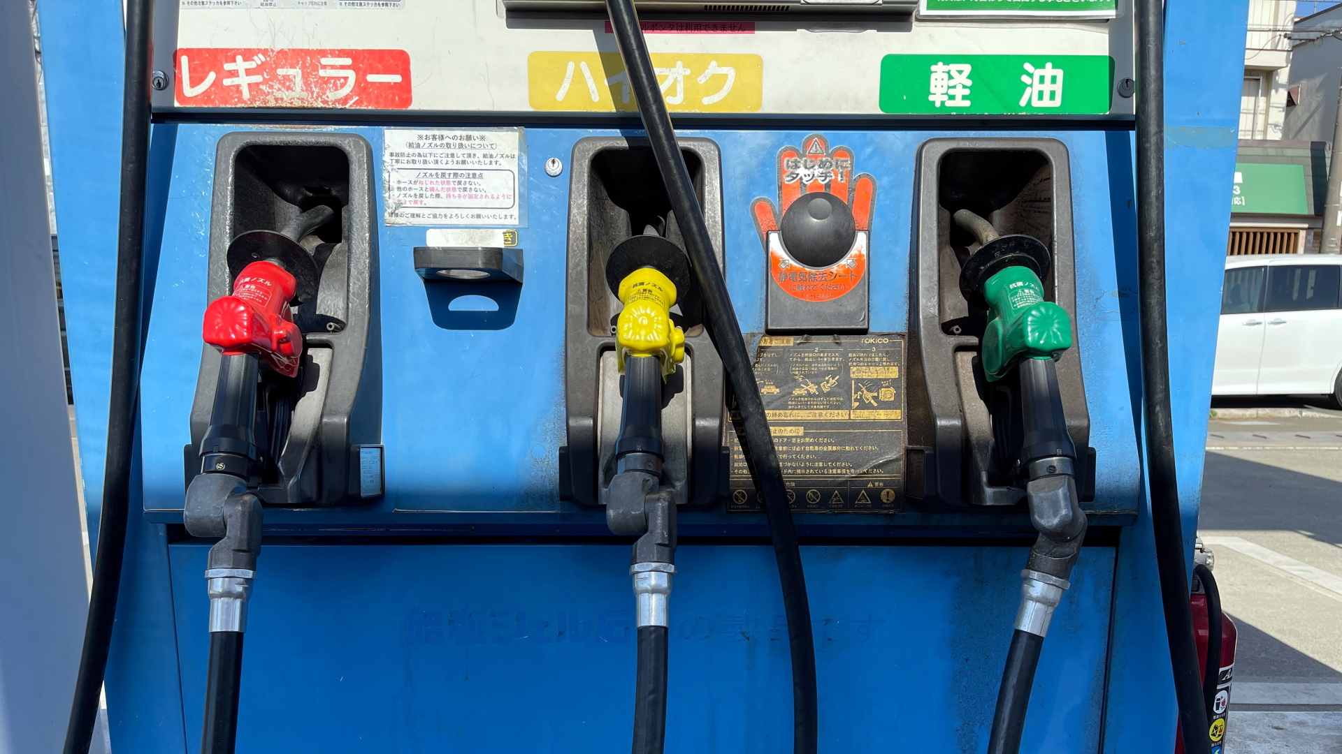 コンビニ併設ガソリンスタンドの給油機