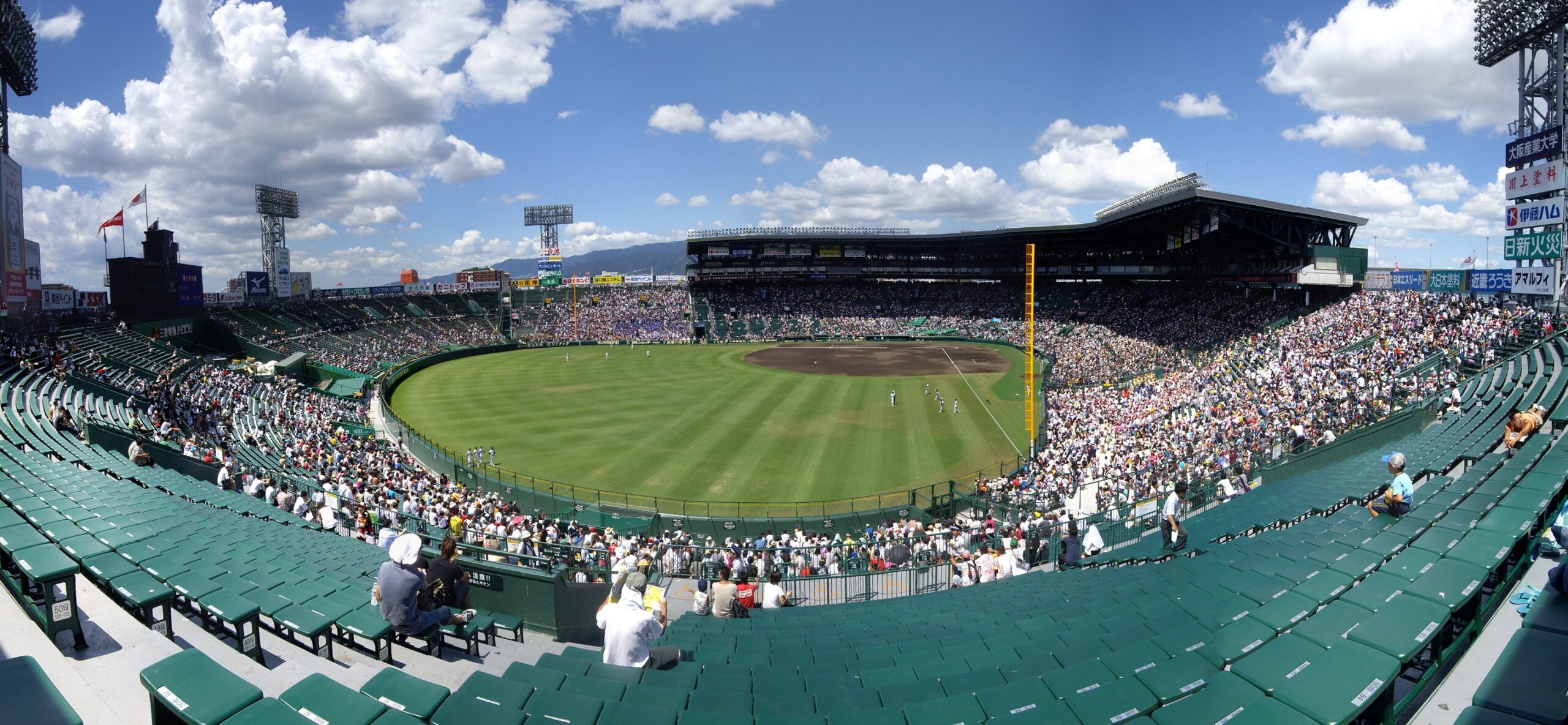 阪神甲子園球場のフィールド全景(2009年撮影)