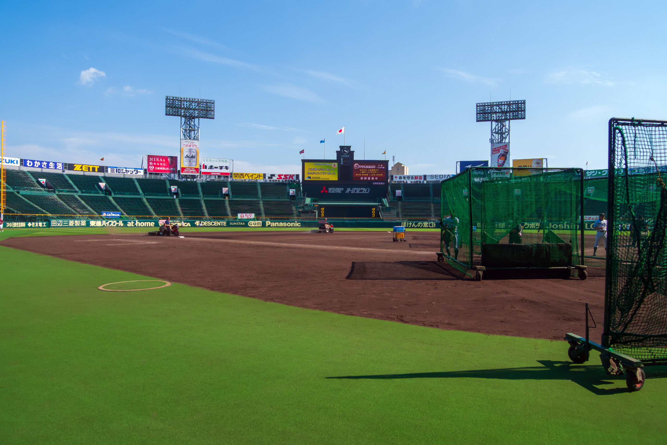 グラウンドレベルから見た阪神甲子園球場の外観