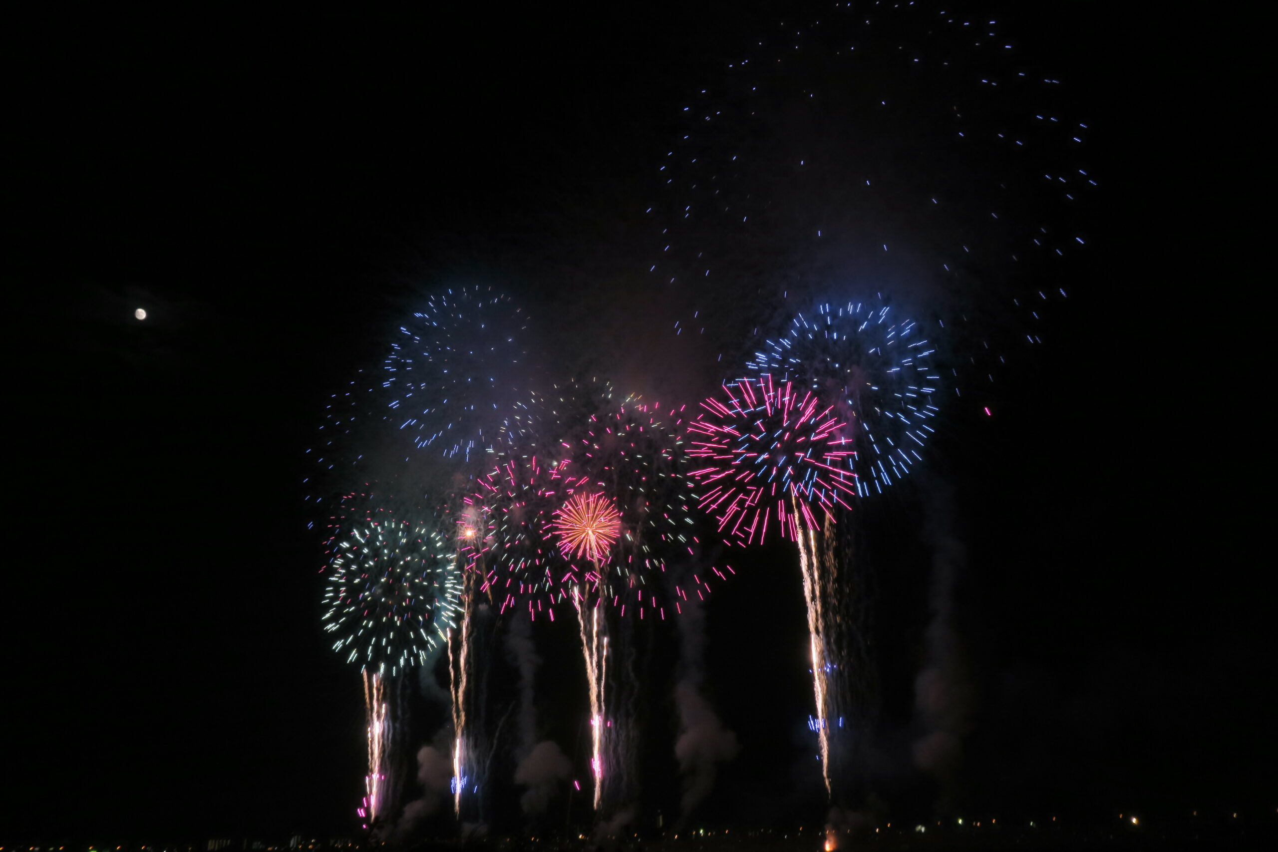 夏の夜空に上がる打ち上げ花火(イメージ)