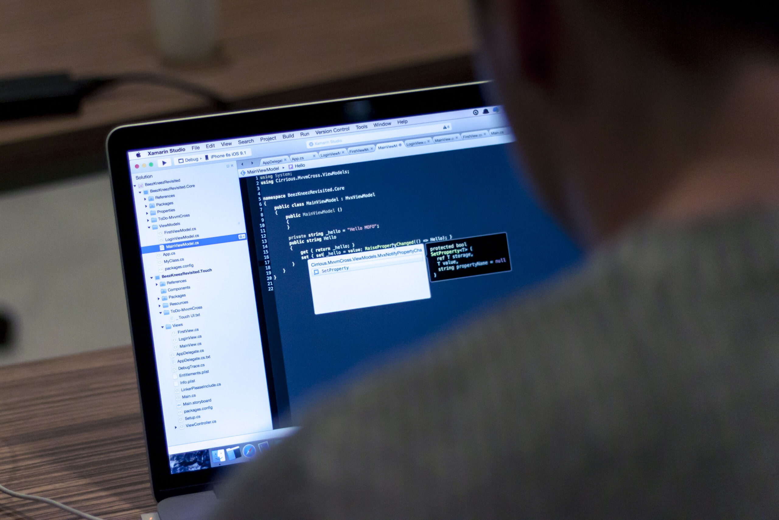 AIでコードを書くイメージ(Grok Build Modeの実機画面ではなく、イメージ写真です。出典: Tirza van Dijk / Unsplash, CC0)