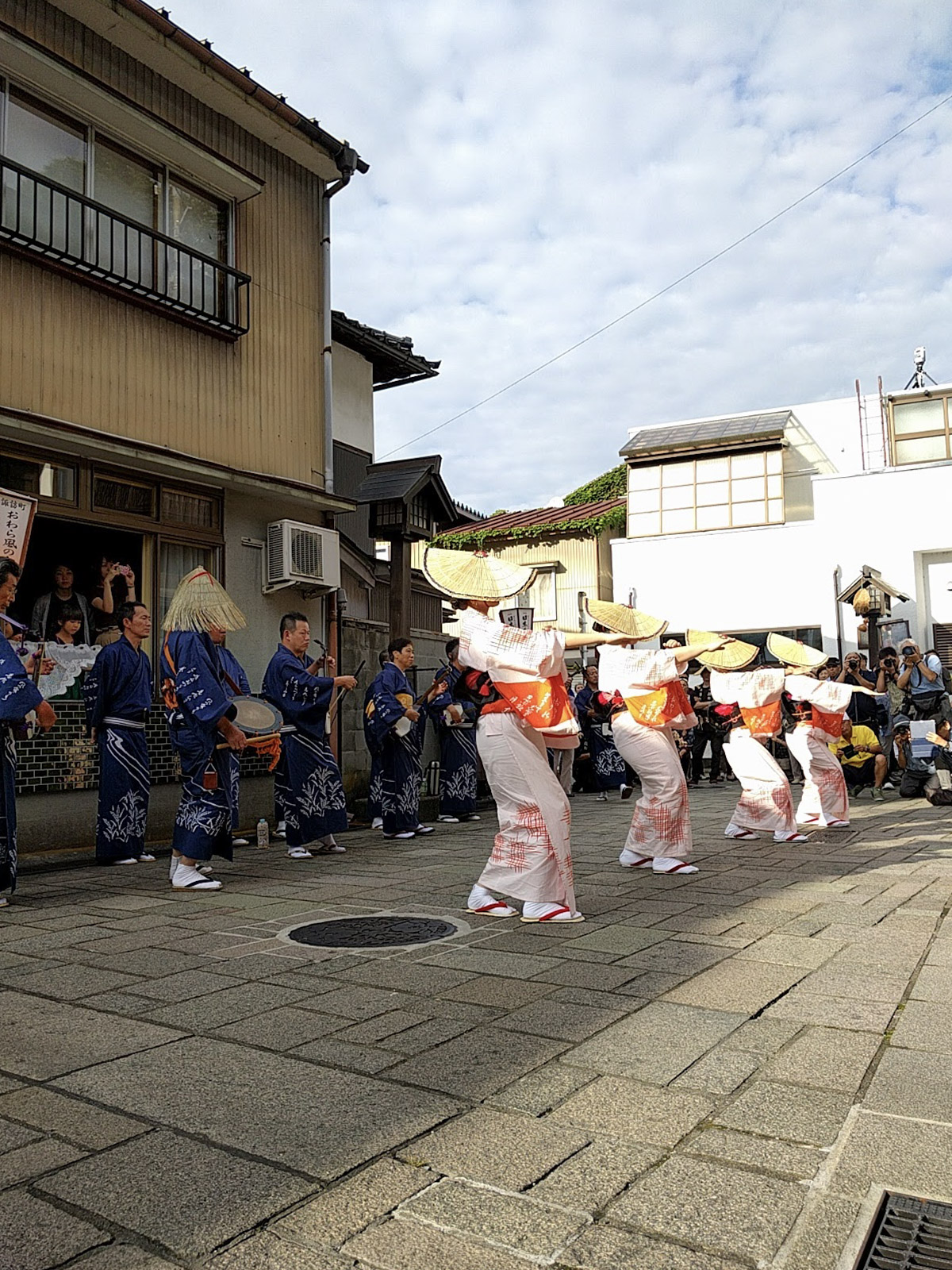 おわら風の盆の町流しを行う踊り手たち
