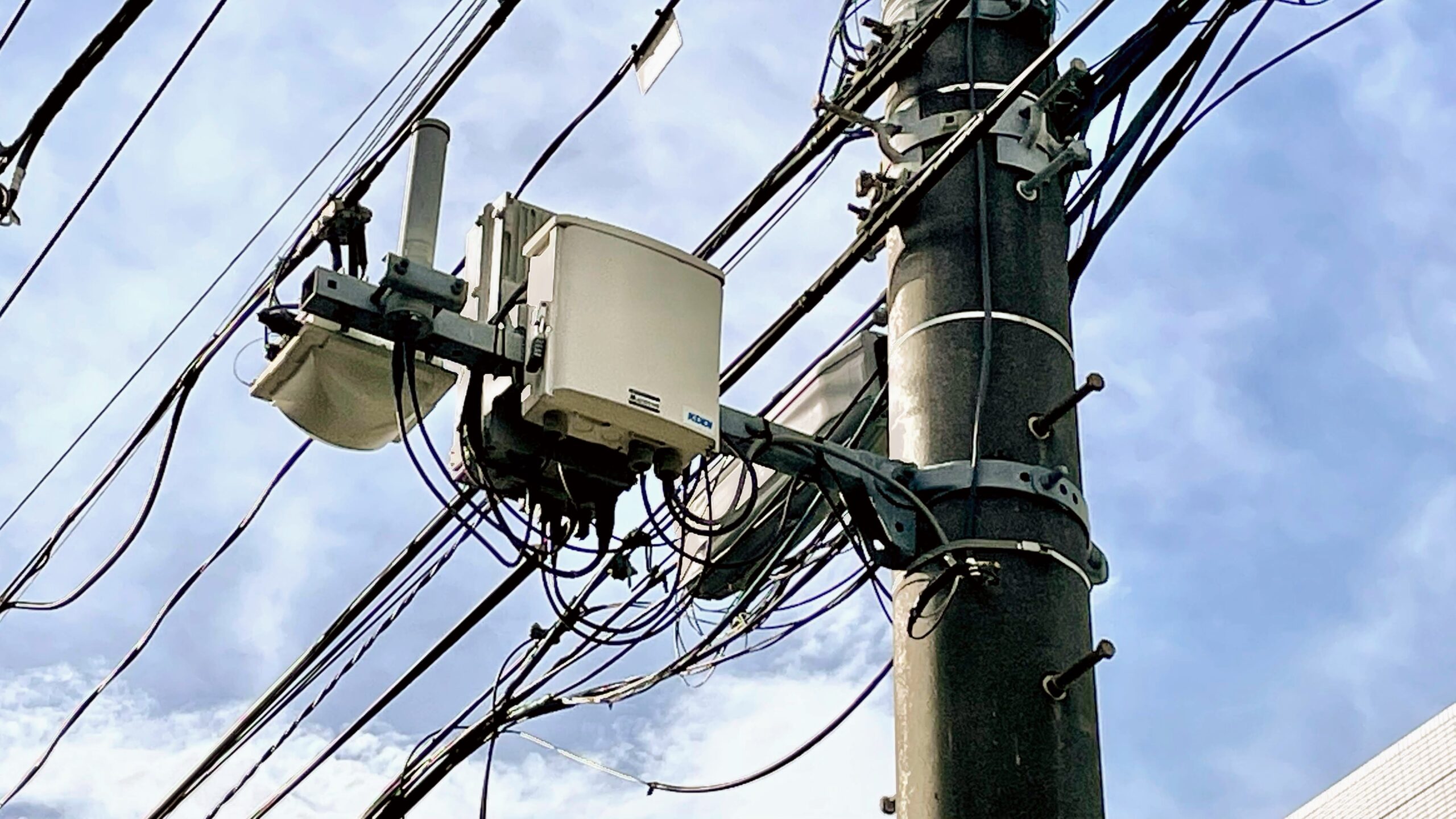 電柱に設置されたKDDIの小型携帯電話基地局