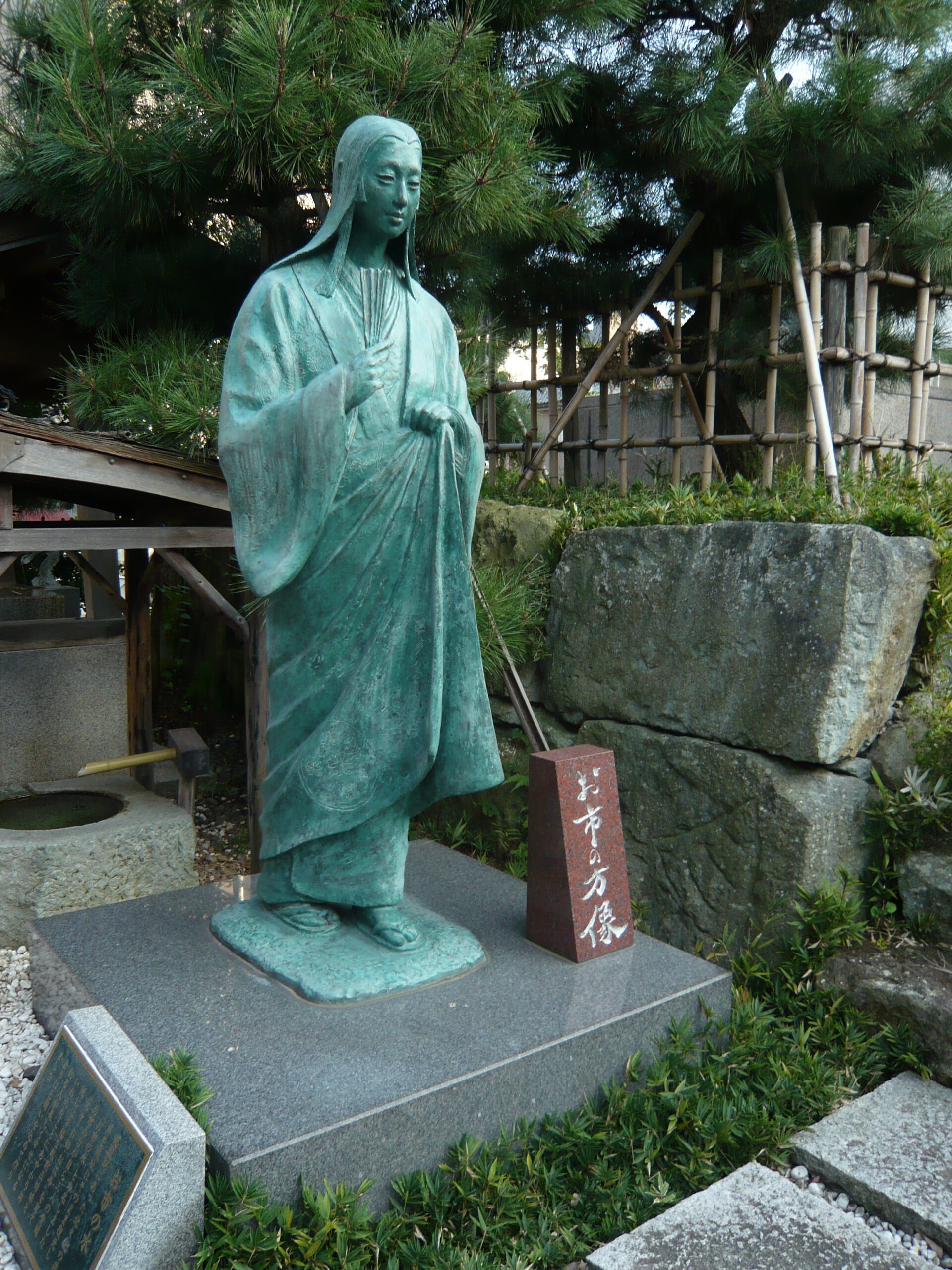 柴田神社境内のお市の方像