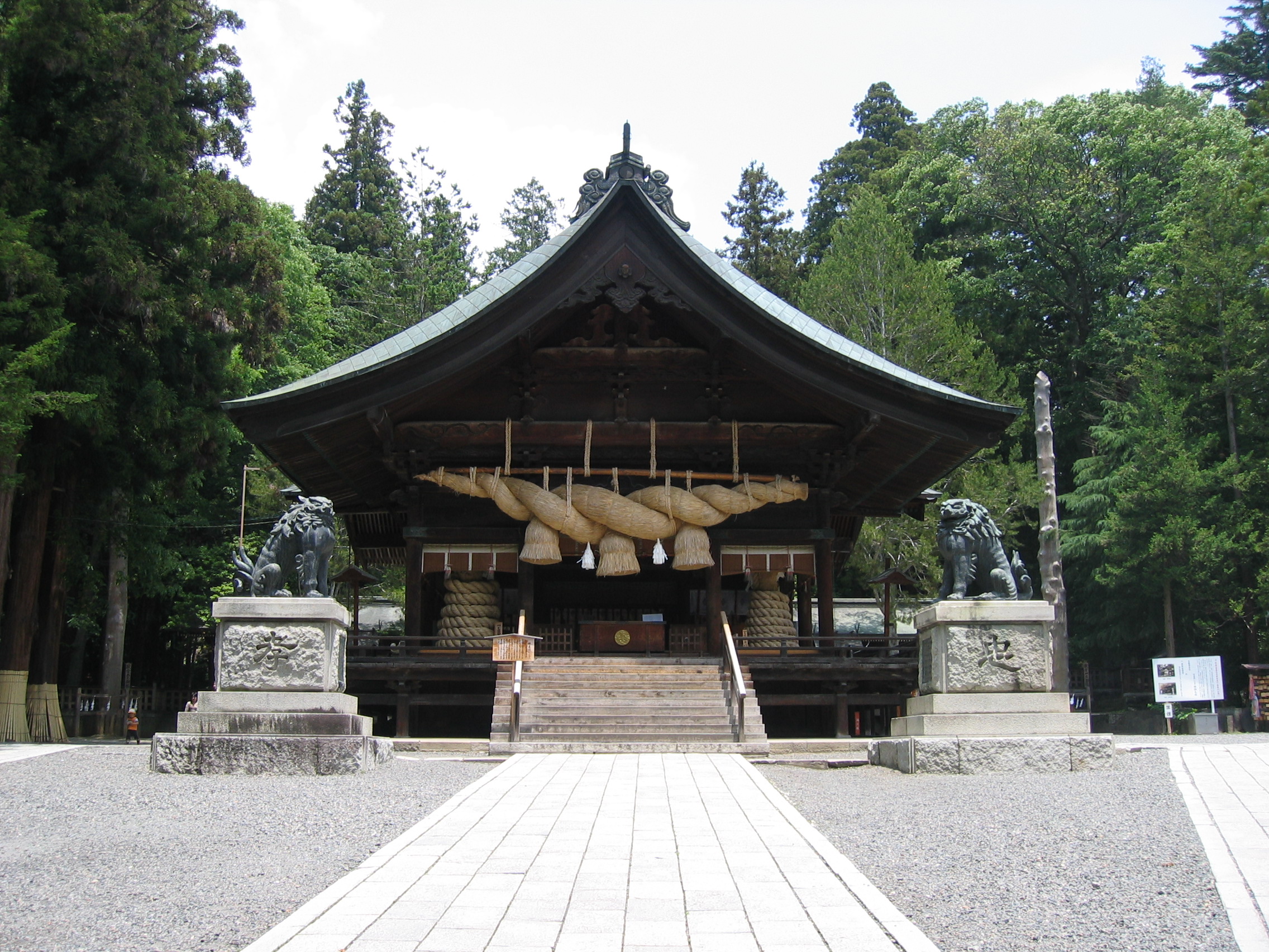 諏訪大社下社秋宮の神楽殿