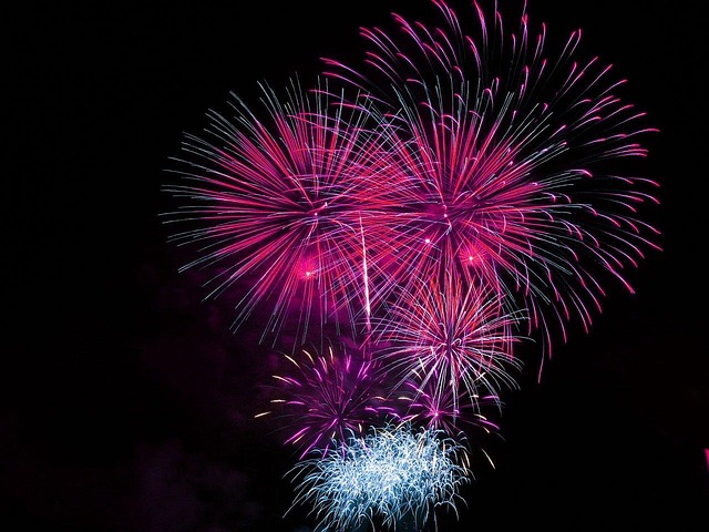明るく爆発する打ち上げ花火