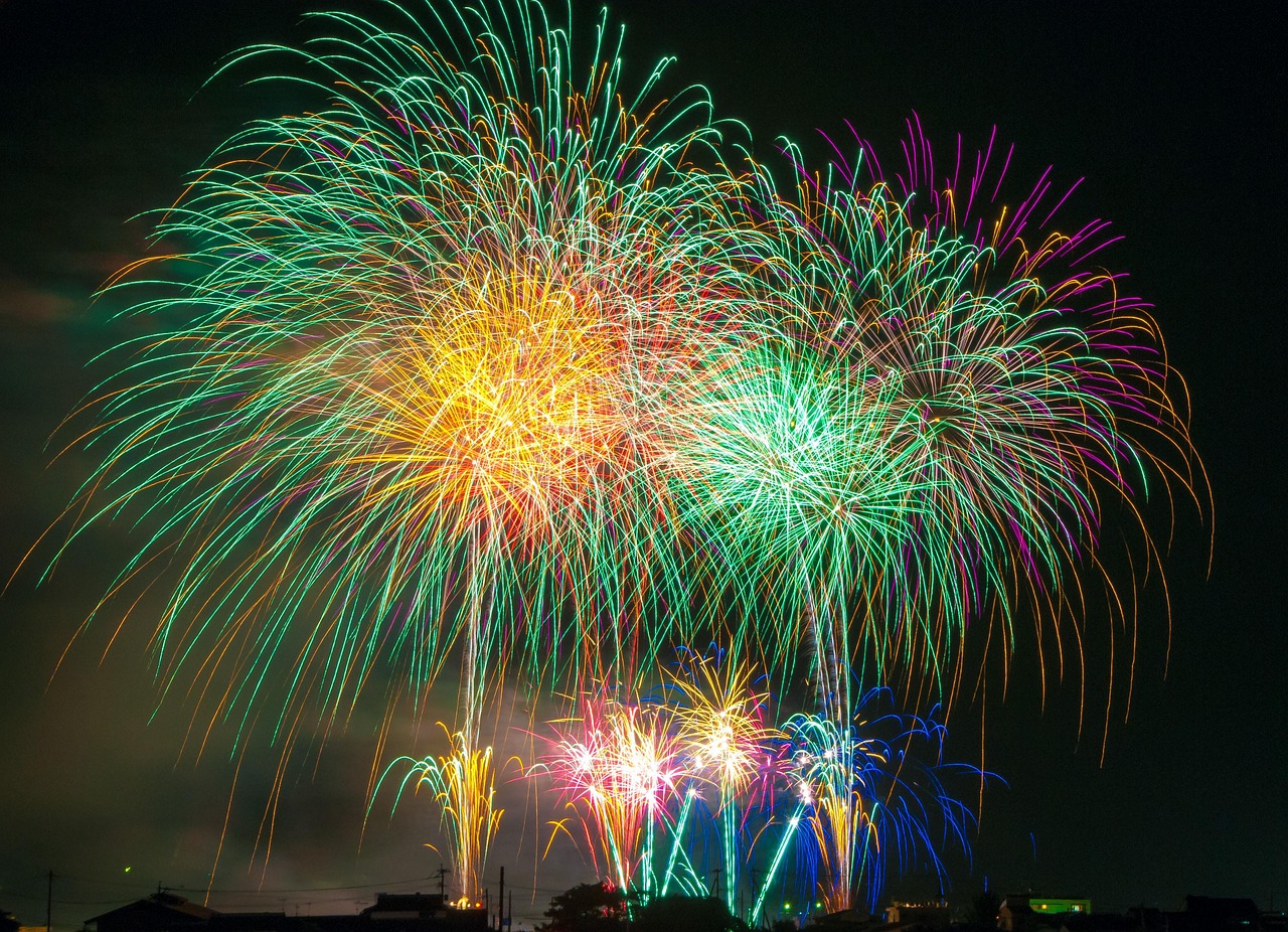 夜空に広がるカラフルな花火