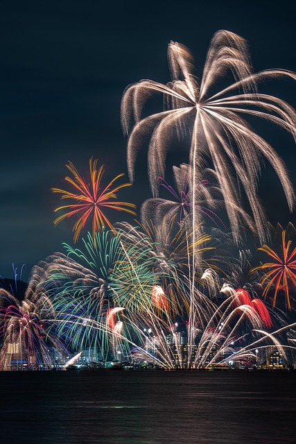 夜空いっぱいに広がる花火大会のフィナーレのイメージ