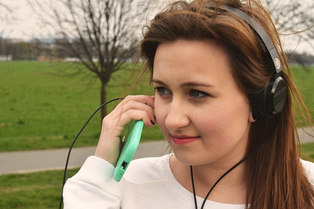 ヘッドホンとスマートフォンで音楽を聴く様子