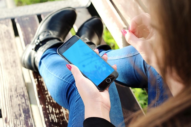 スマートフォンでメッセージを操作する手元