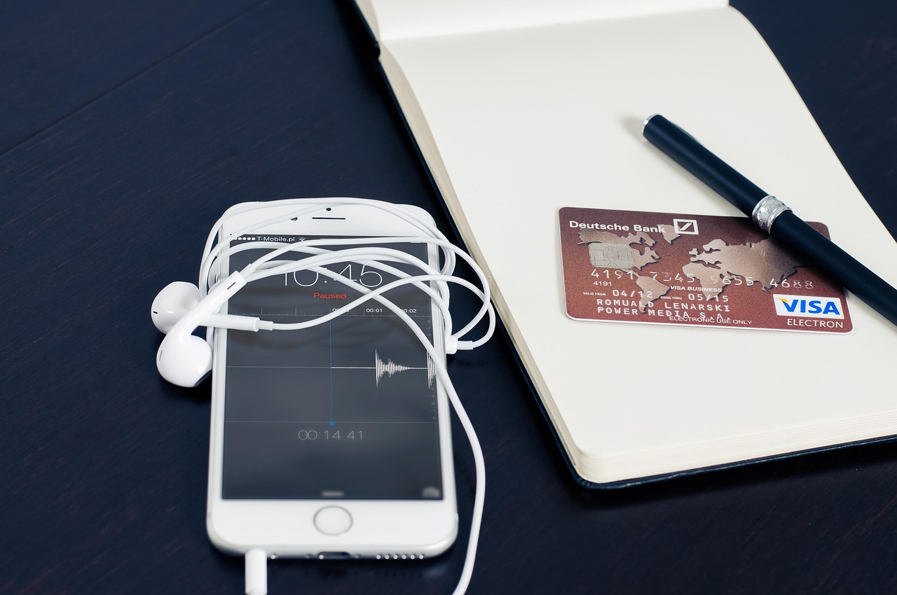 スマートフォンでクレジットカードの情報を扱う様子