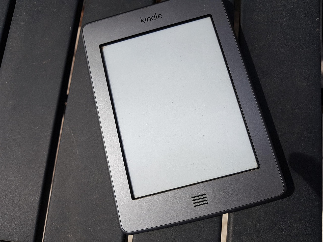 電子書籍リーダーを手に持つイメージ
