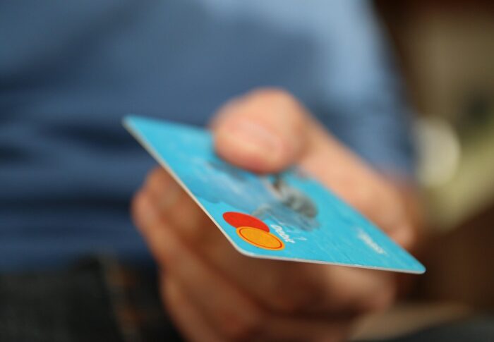 【2026年8月1日実施】エポスカードのSuica/PASMOチャージがポイント対象外に｜年間いくら損する？代替カード比較