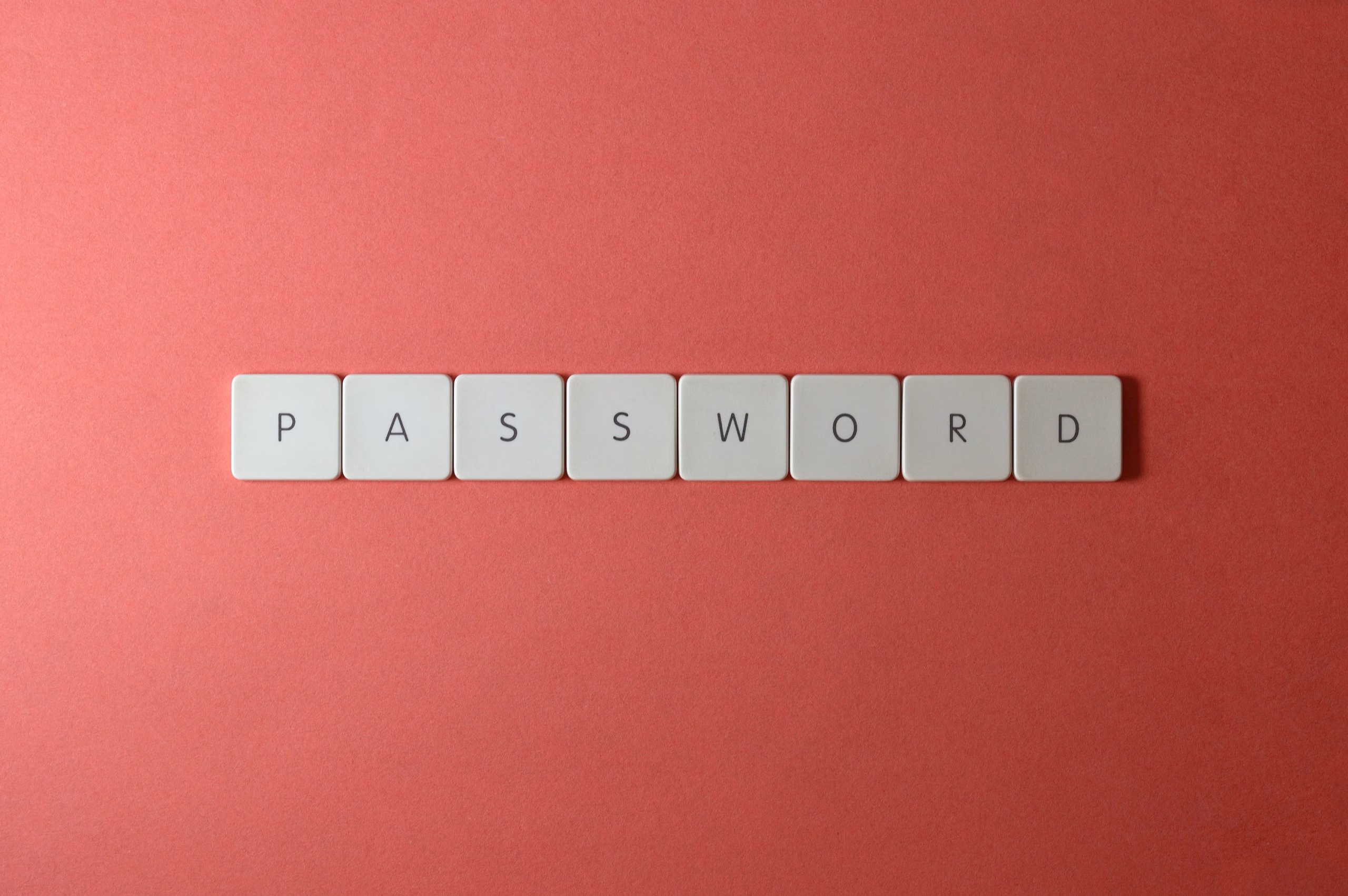 PASSWORDの文字が並んだキーボードタイル、パスワードセキュリティのイメージ
