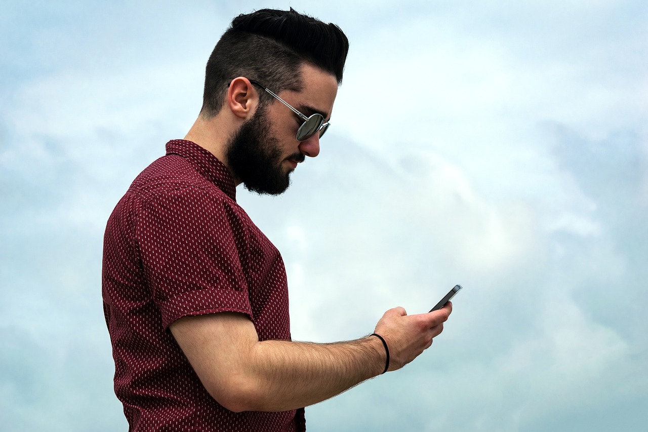 スマートフォンで保険会社に電話をかける手元