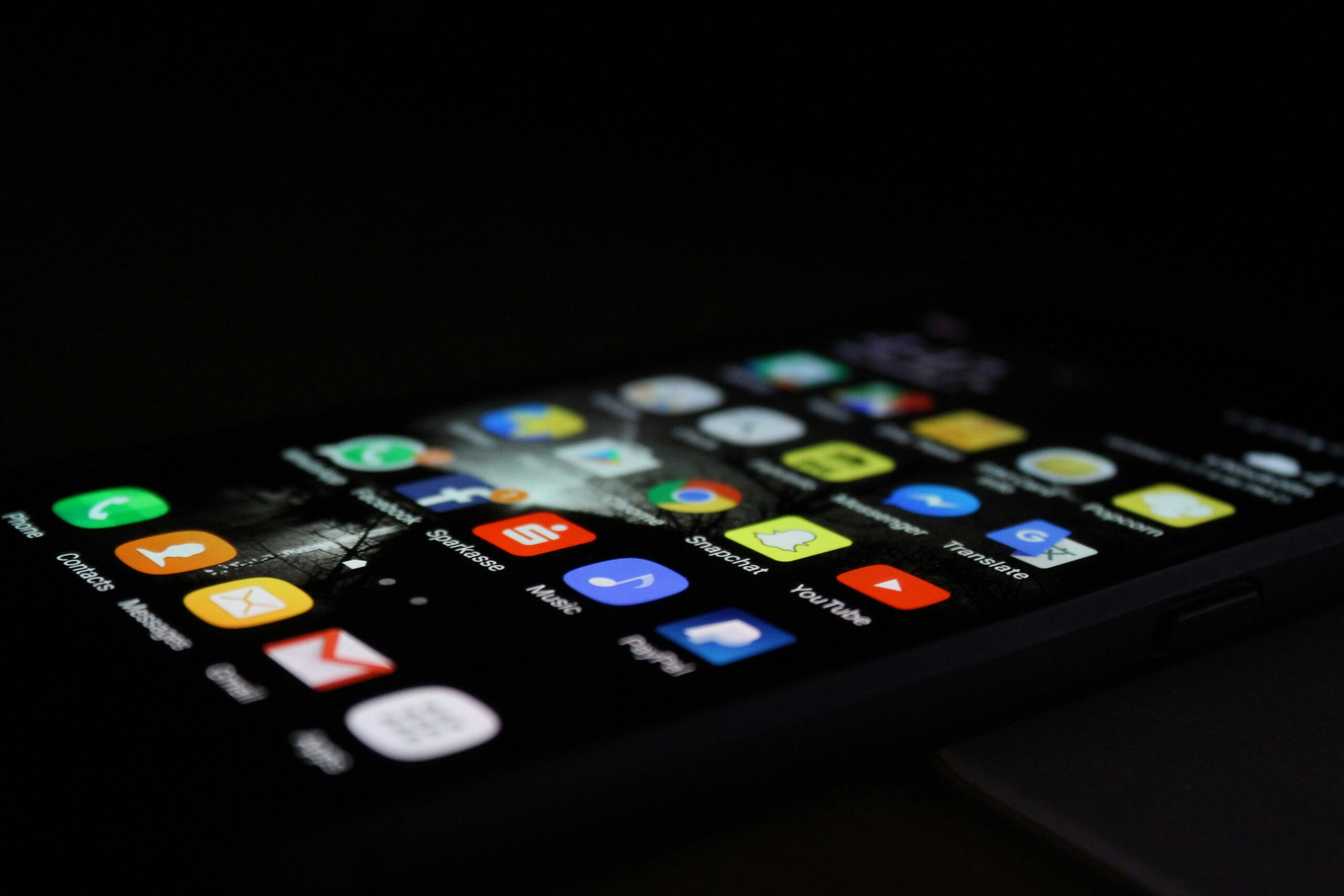 スマートフォンの設定画面を操作する様子