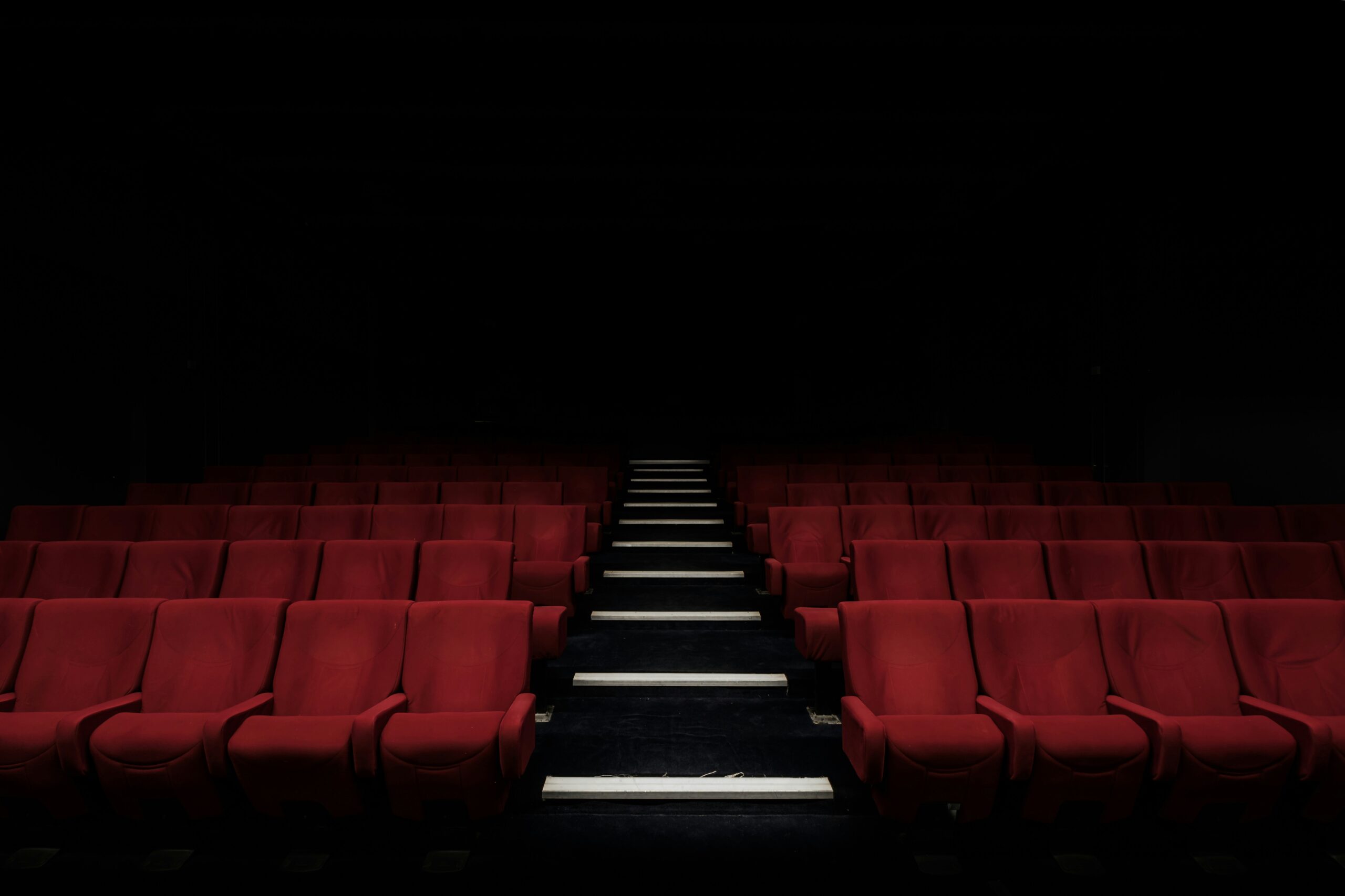 映画館のスクリーンを眺めるイメージ