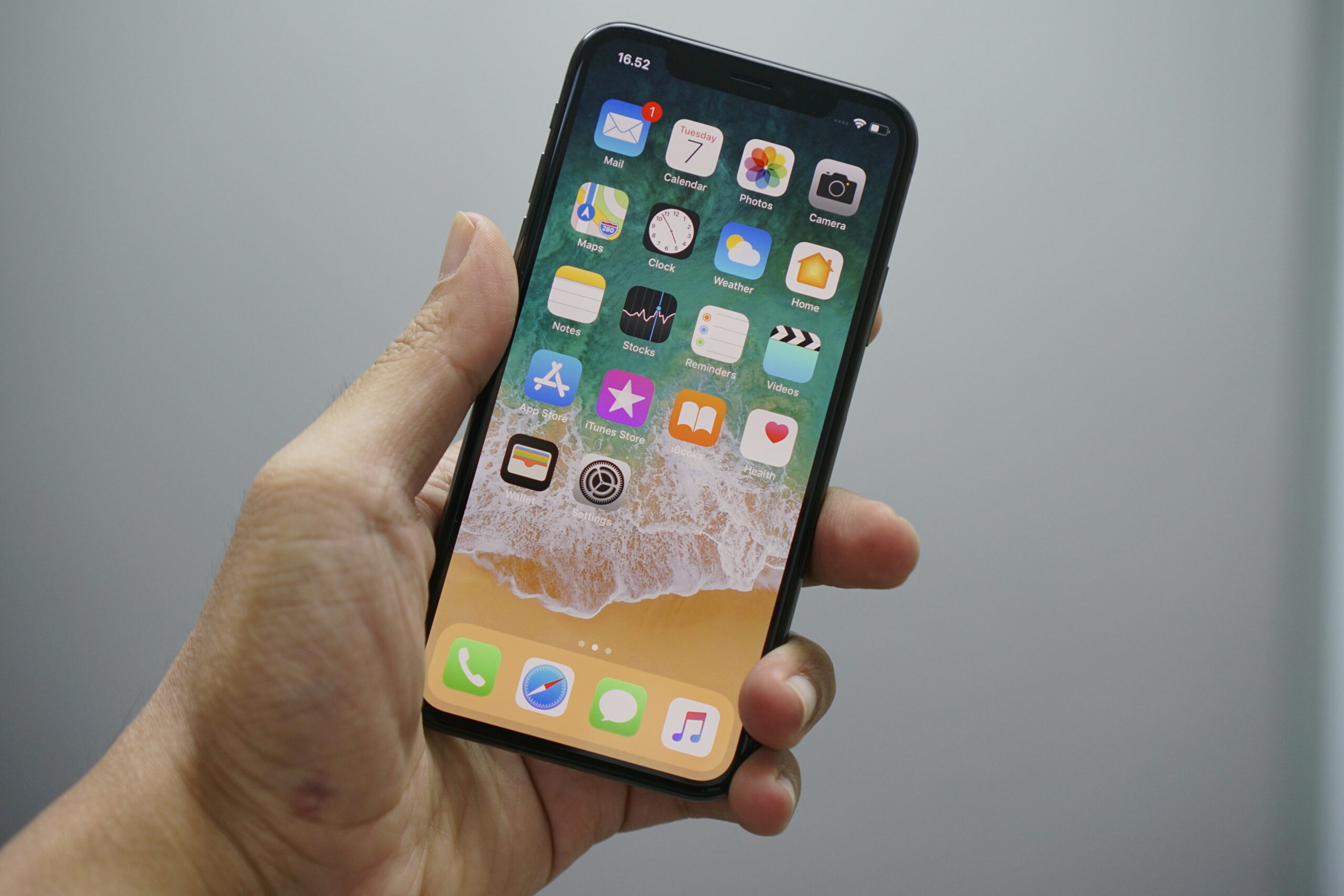 iPhoneを手に持つ様子