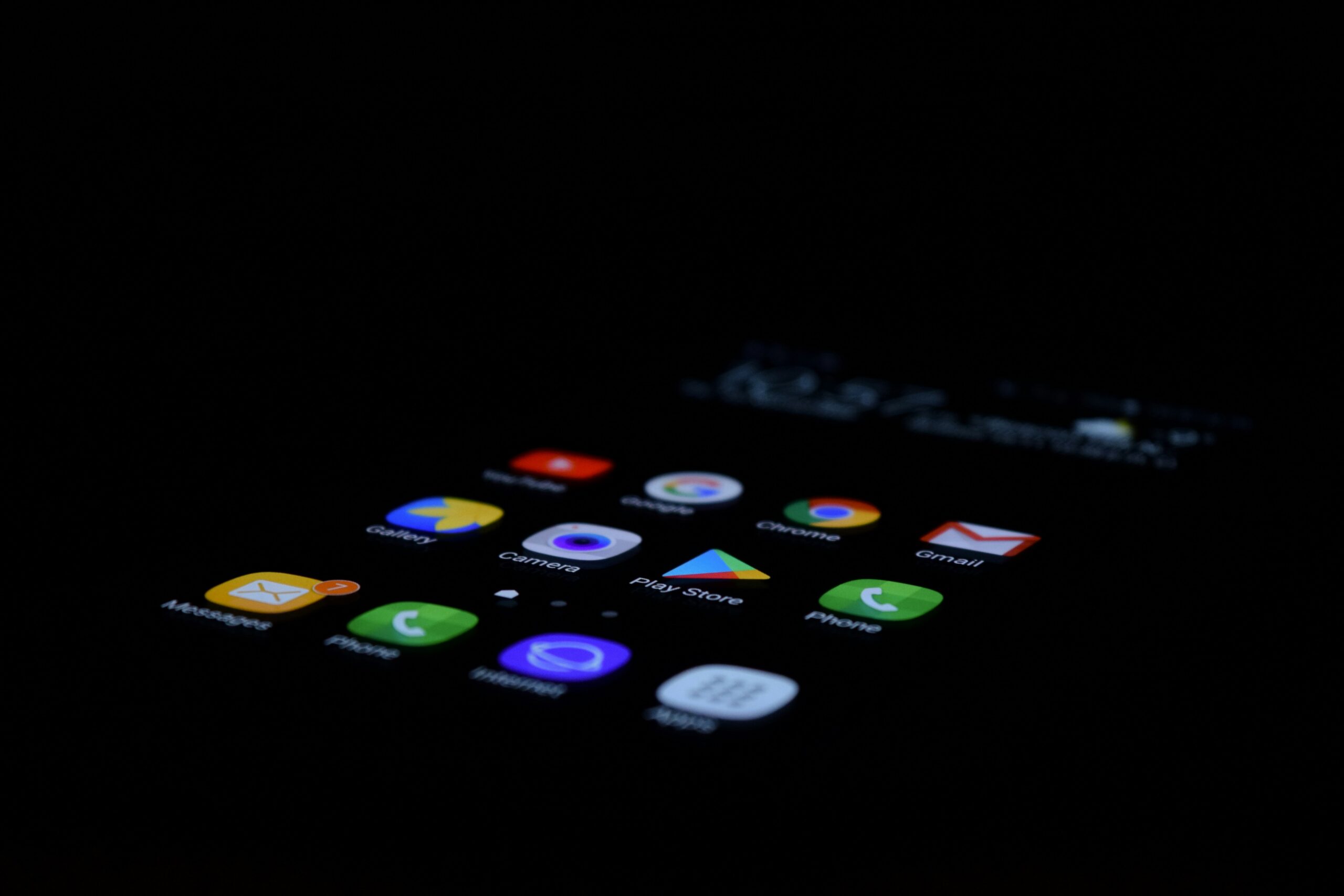 スマートフォンの設定画面を確認する様子