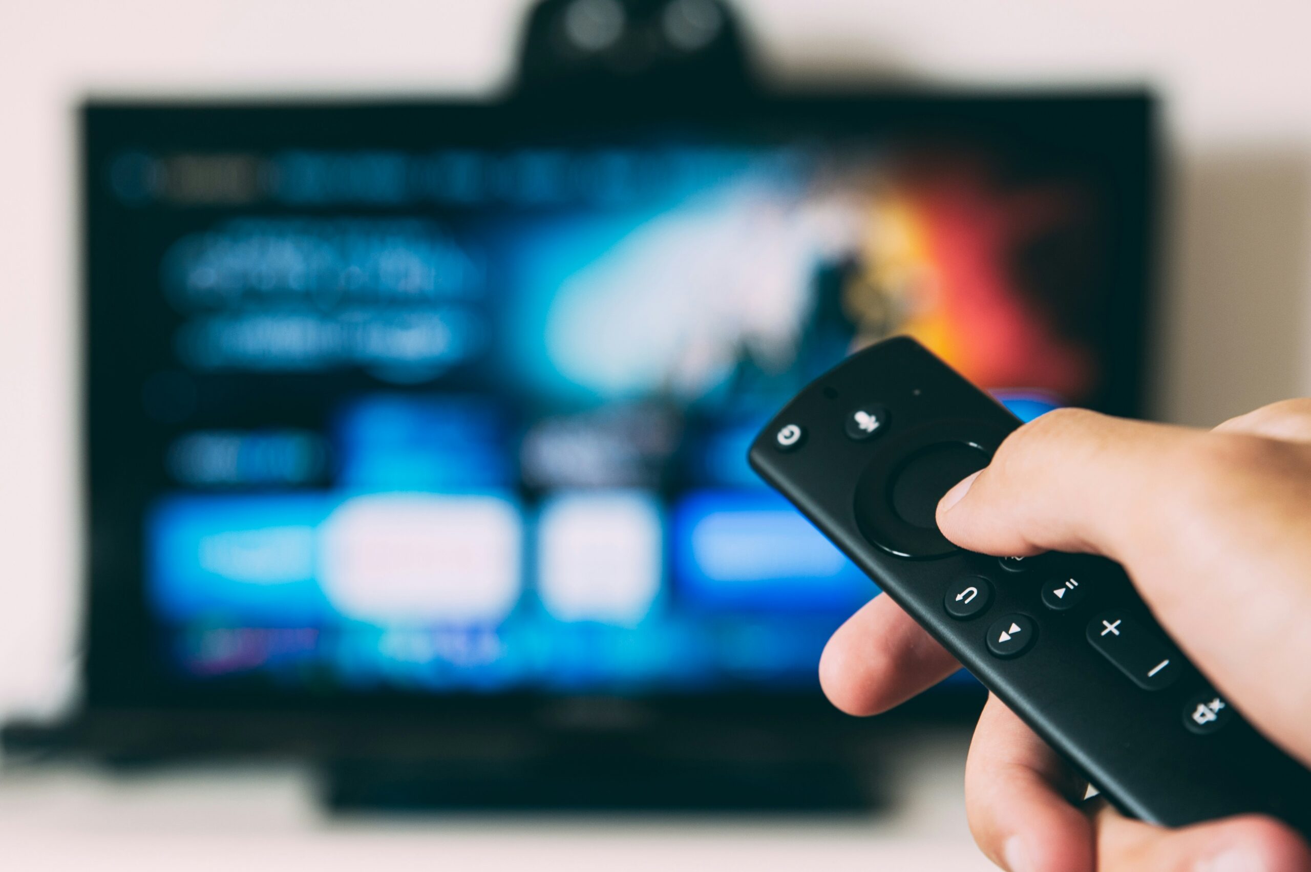 テレビ画面にストリーミングサービスが表示されているイメージ