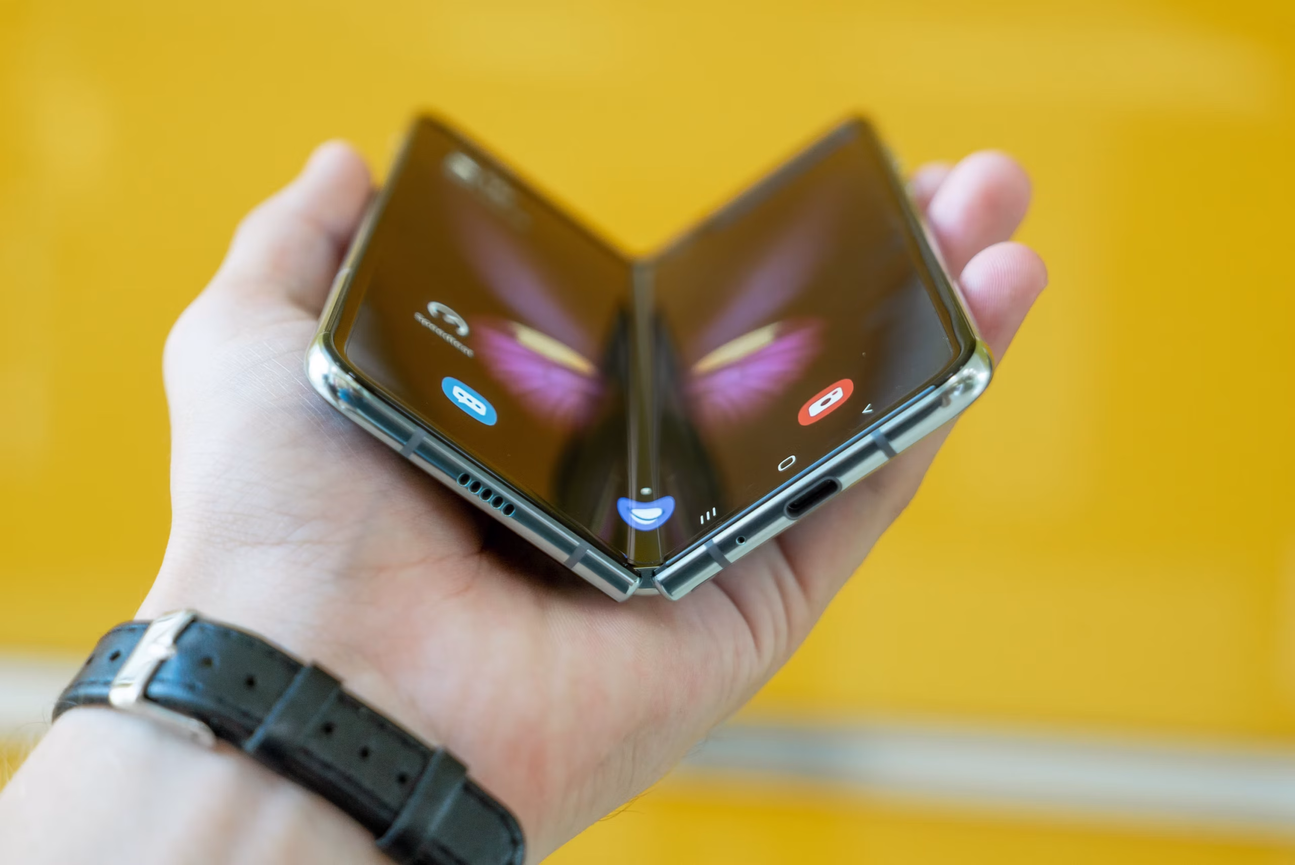 折りたたみスマートフォンを手に持っている写真
