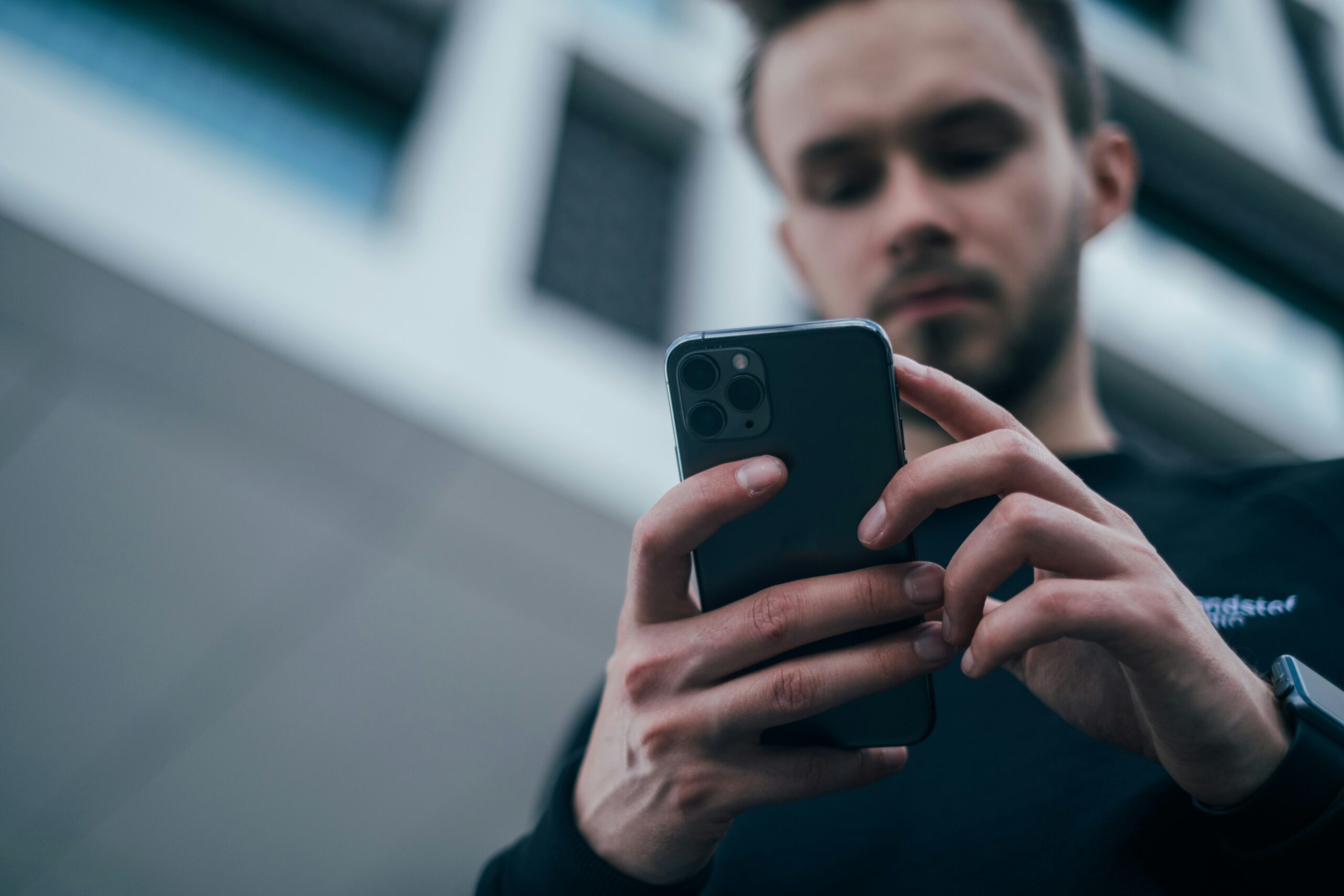 スマートフォンを操作する人のイメージ写真