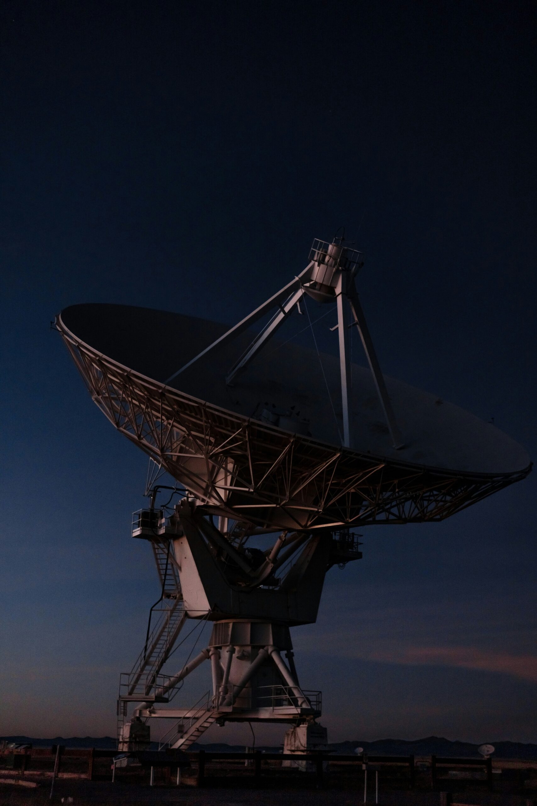 衛星通信のパラボラアンテナ
