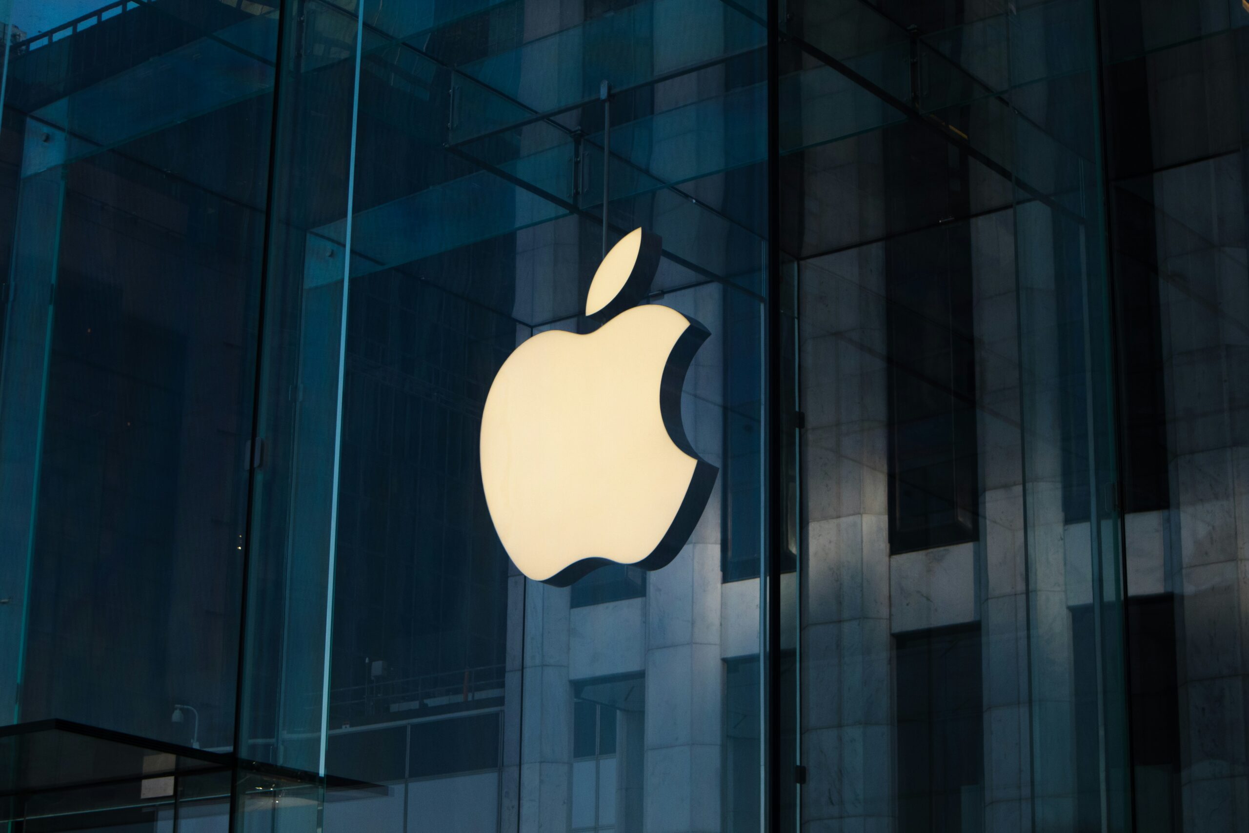 ガラス窓に映るAppleロゴ