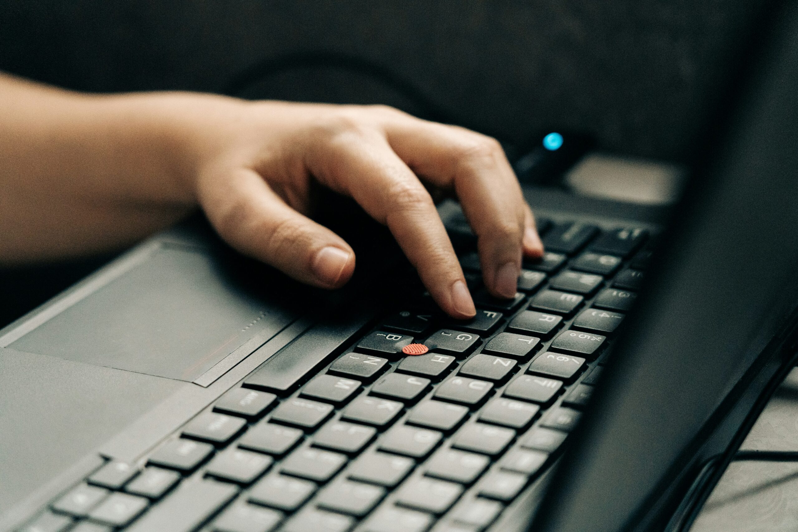 ノートPCを操作する人物