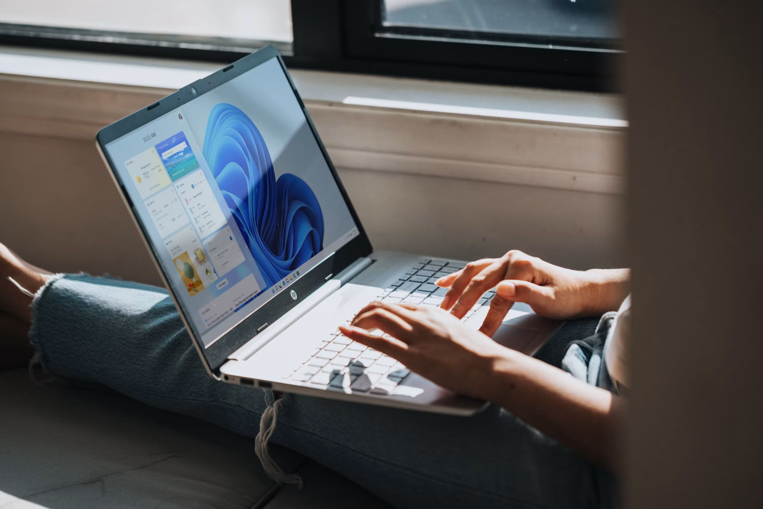 Windows 11のノートパソコンを操作する様子