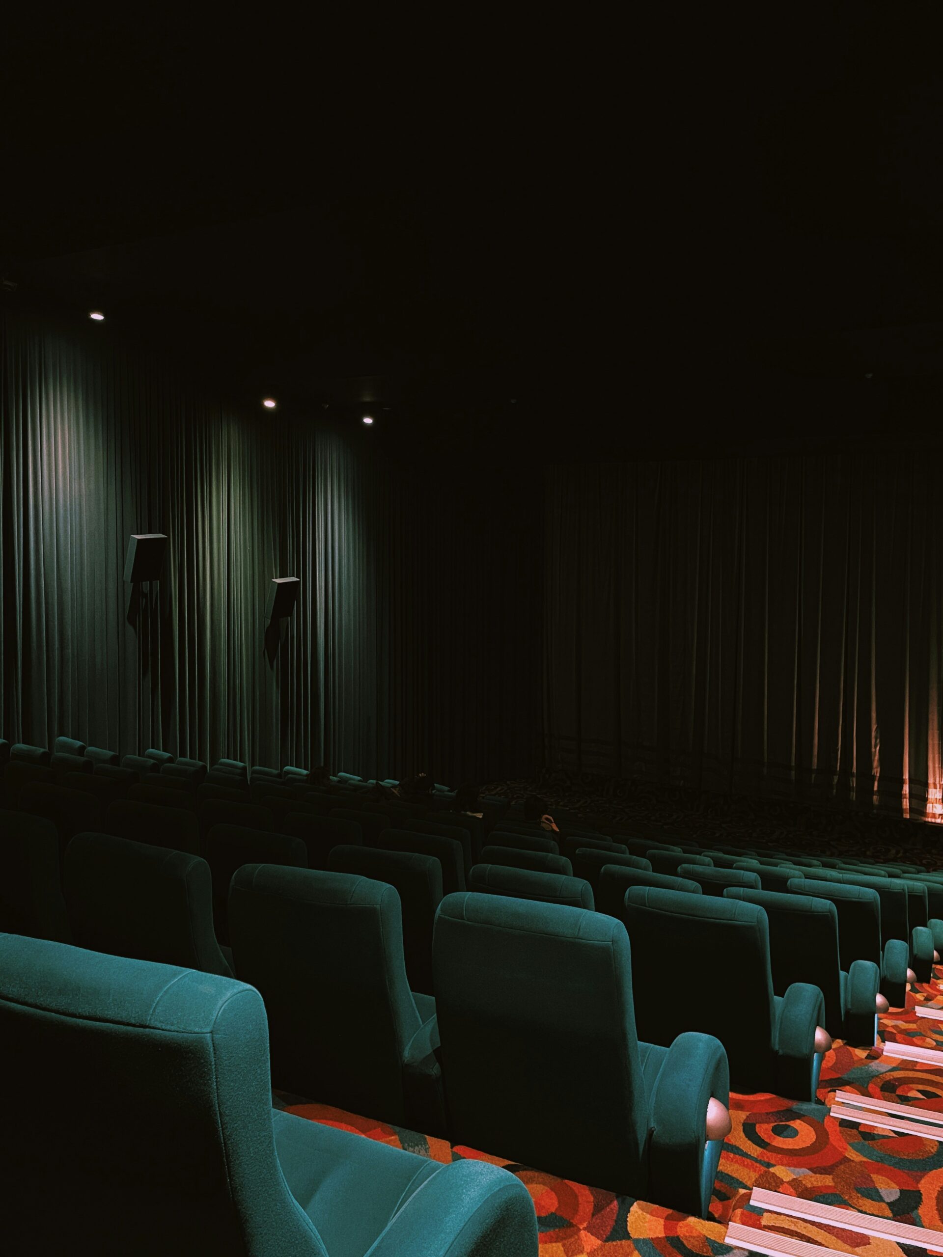 映画館の客席とスクリーン