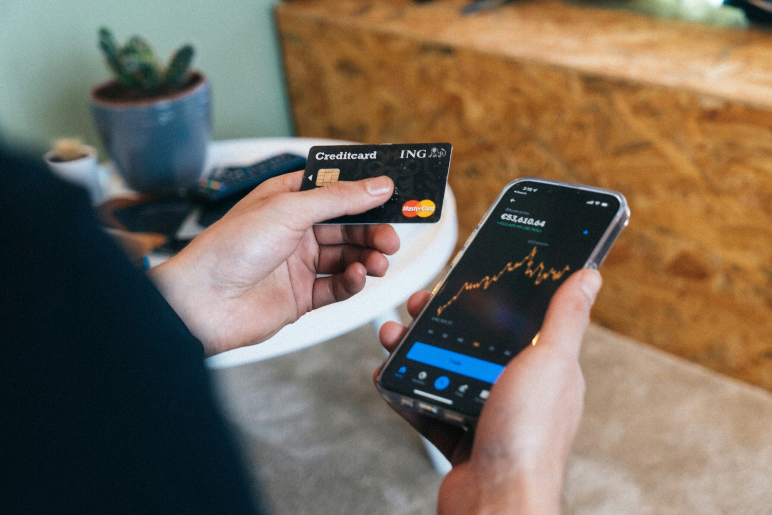 クレジットカードとスマートフォンを手に持つ様子