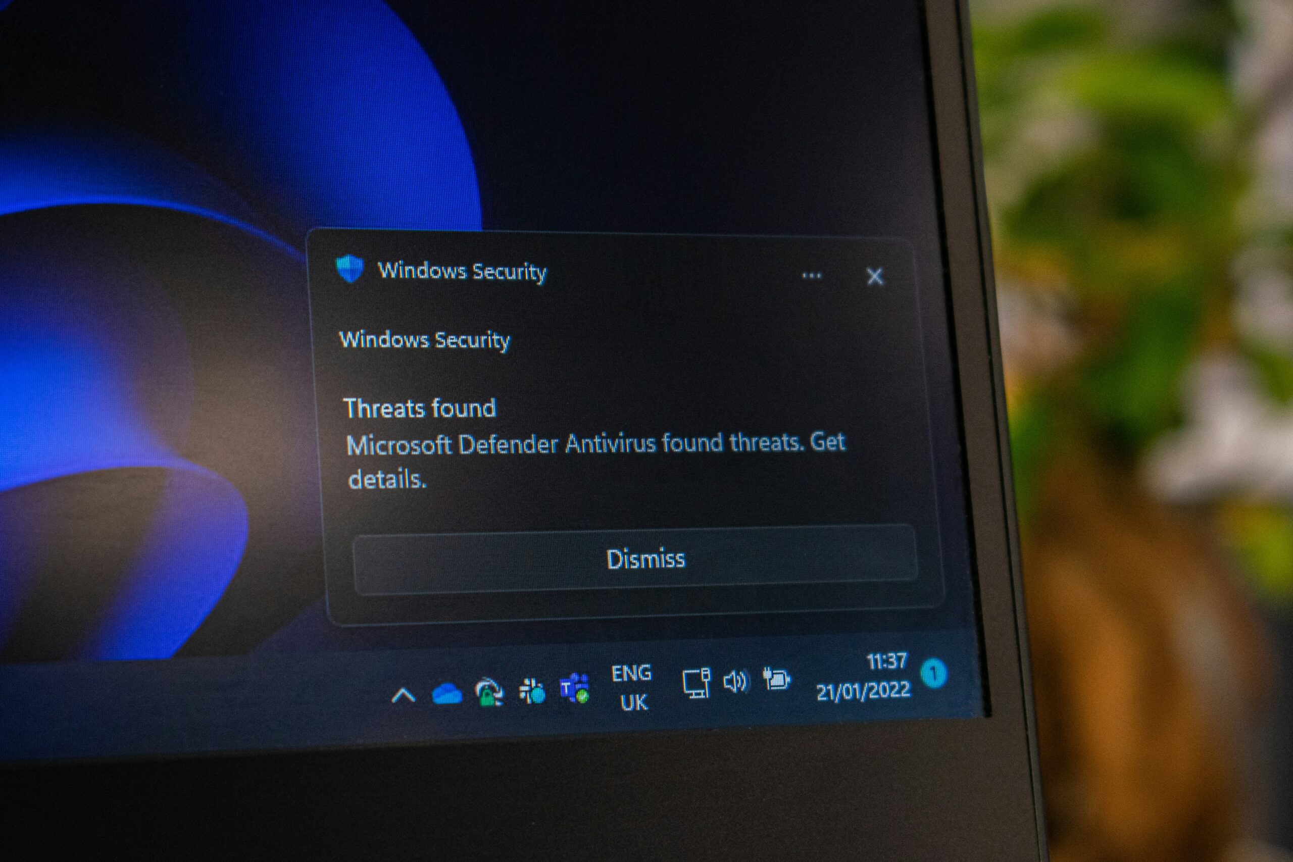 Windows セキュリティ画面が表示されたノートPC