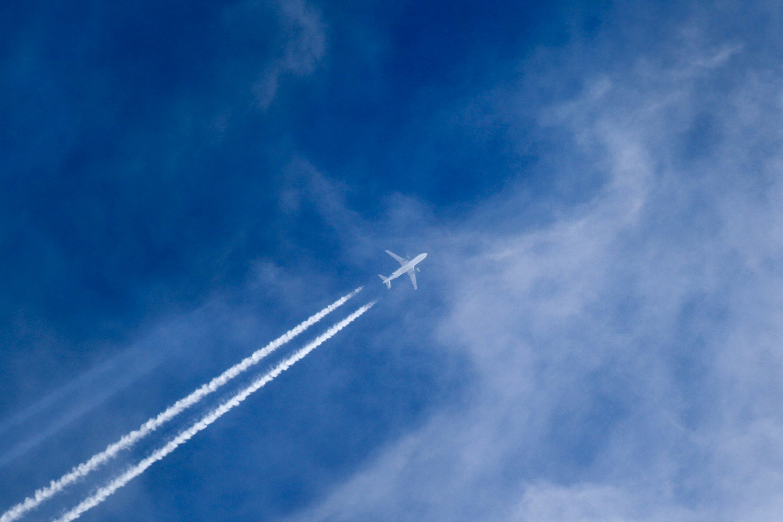 青空に伸びる飛行機雲