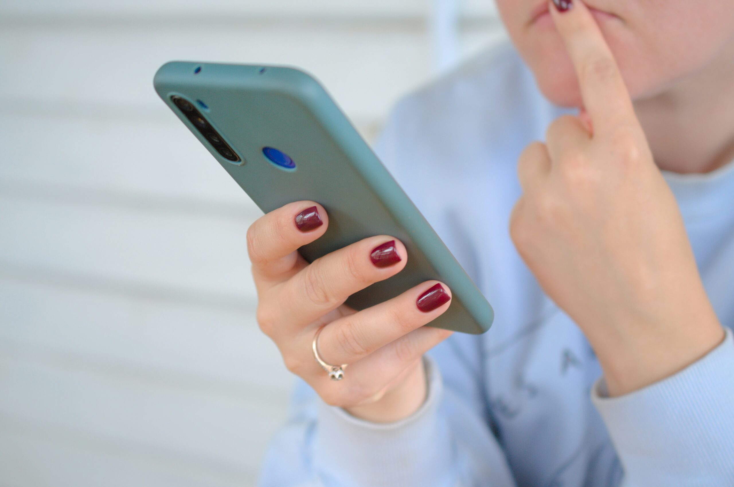 スマートフォンを操作しながら困っている様子