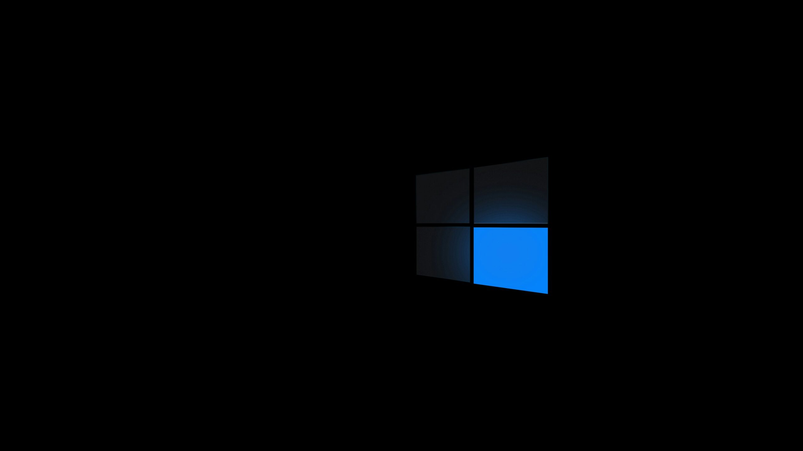 暗い画面に浮かぶWindowsロゴ（起動画面イメージ）