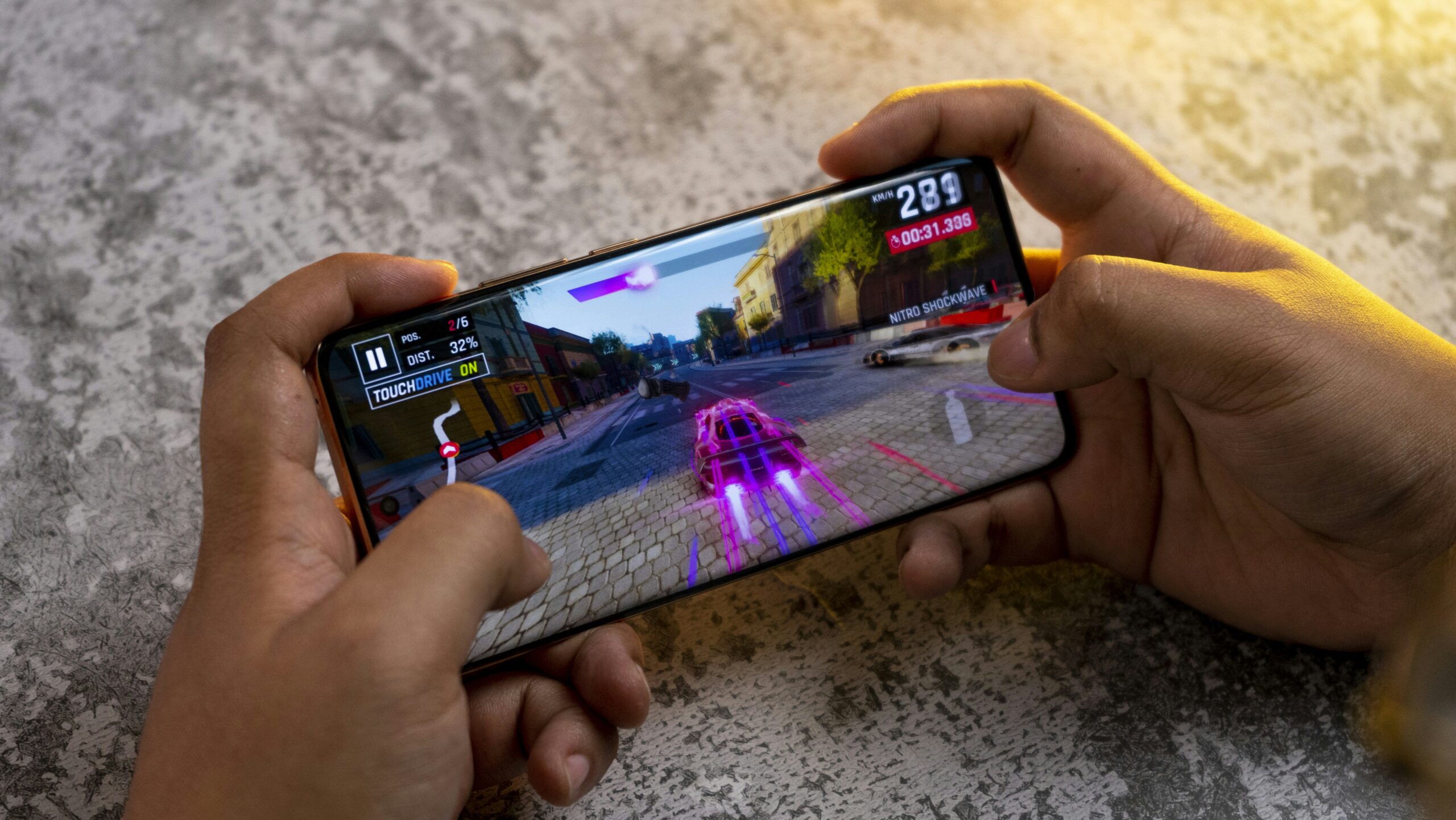 スマートフォンでゲームをプレイしている手元の写真