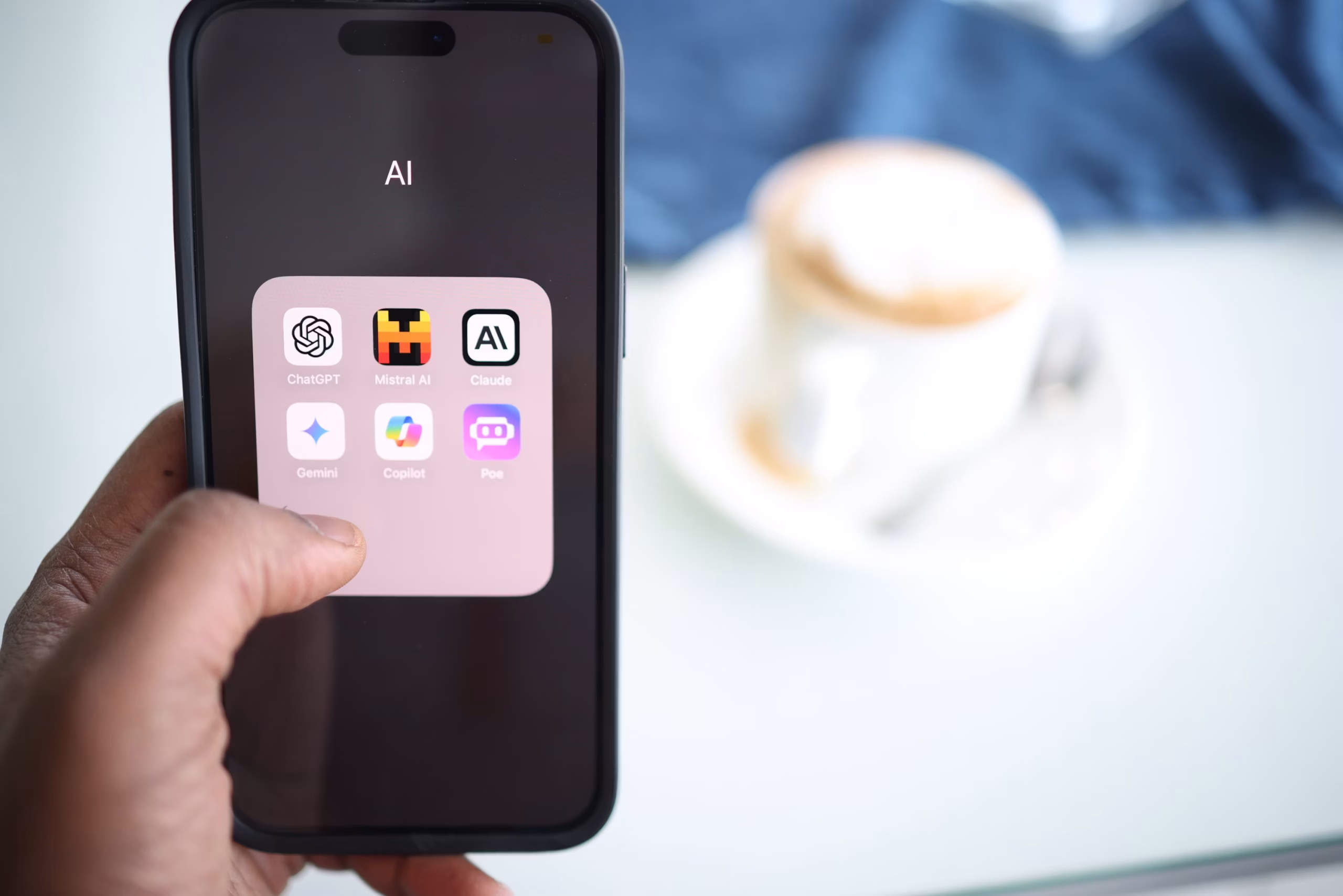 スマートフォンの画面をタップしている手元